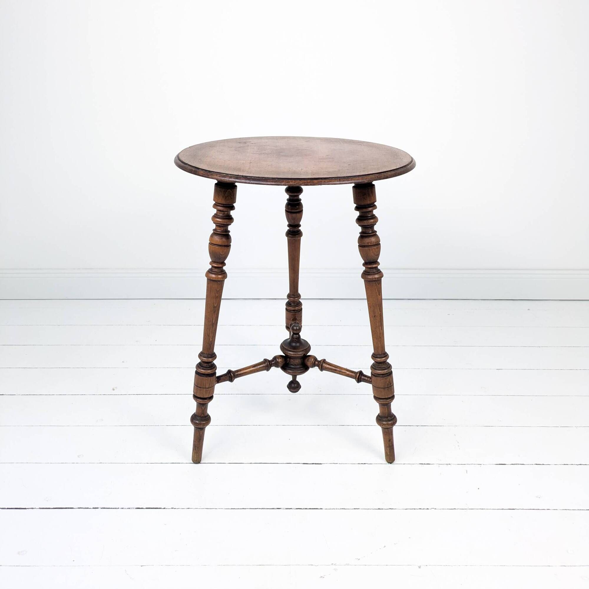 Table d’appoint vintage ronde à trois pieds en bois tourné massif style ant