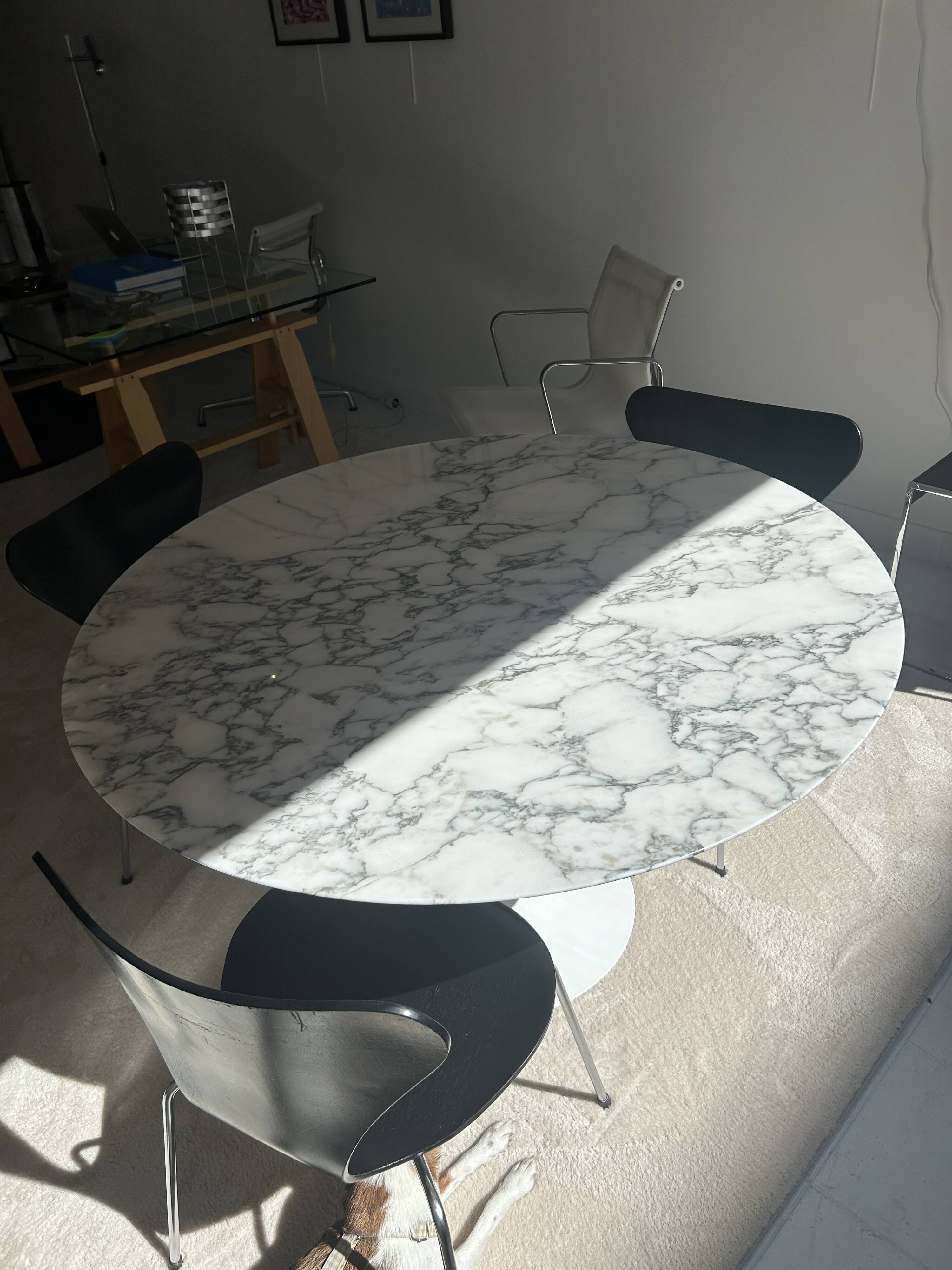 Knoll Tulip Saarinen round table with Arabescato marble