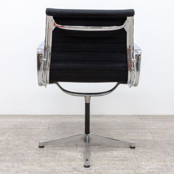 Fauteuil EA108 de Charles et Ray Eames, Herman Miller