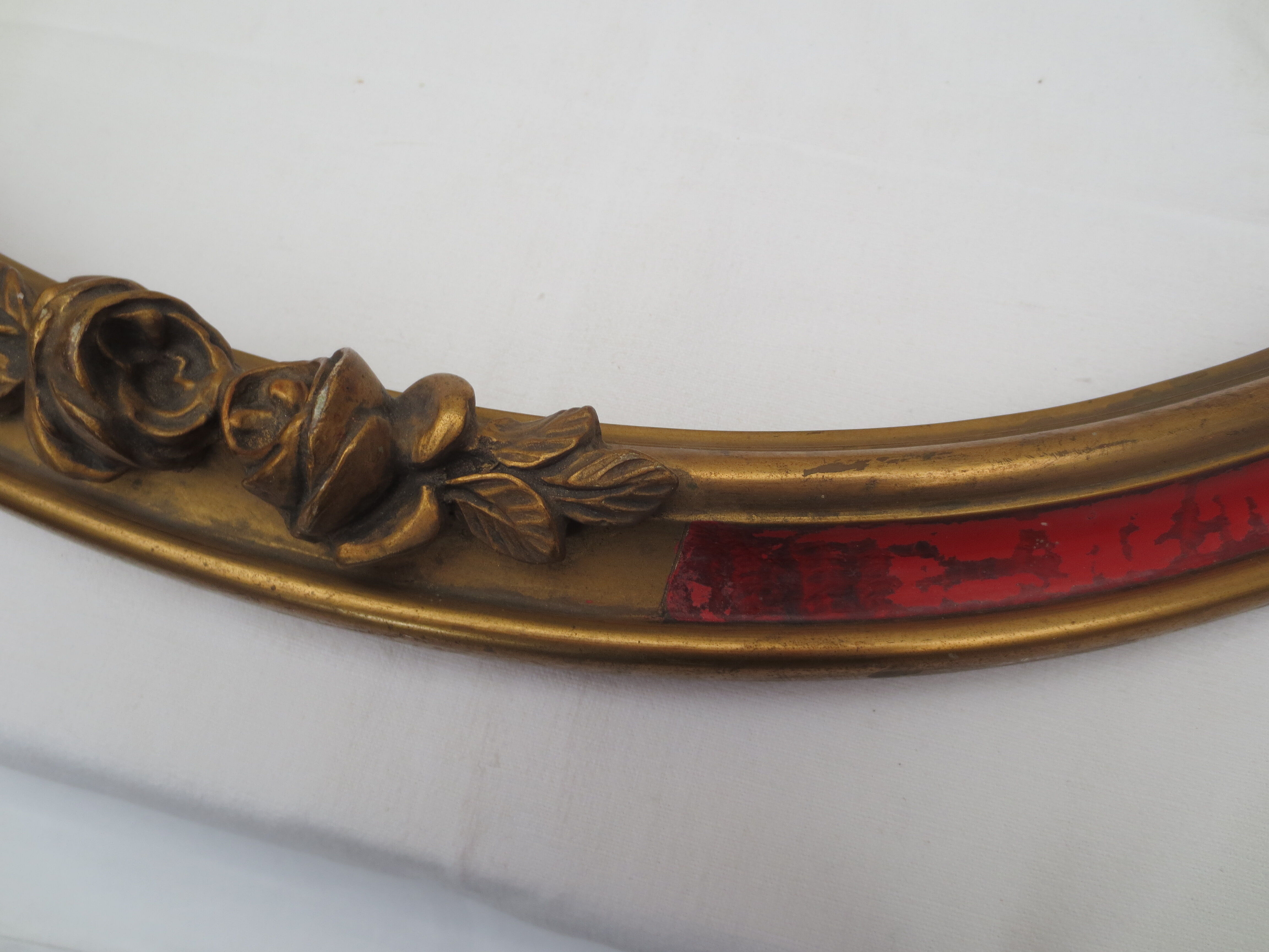 Old oval wooden frame, featuring 8 stucco roses
