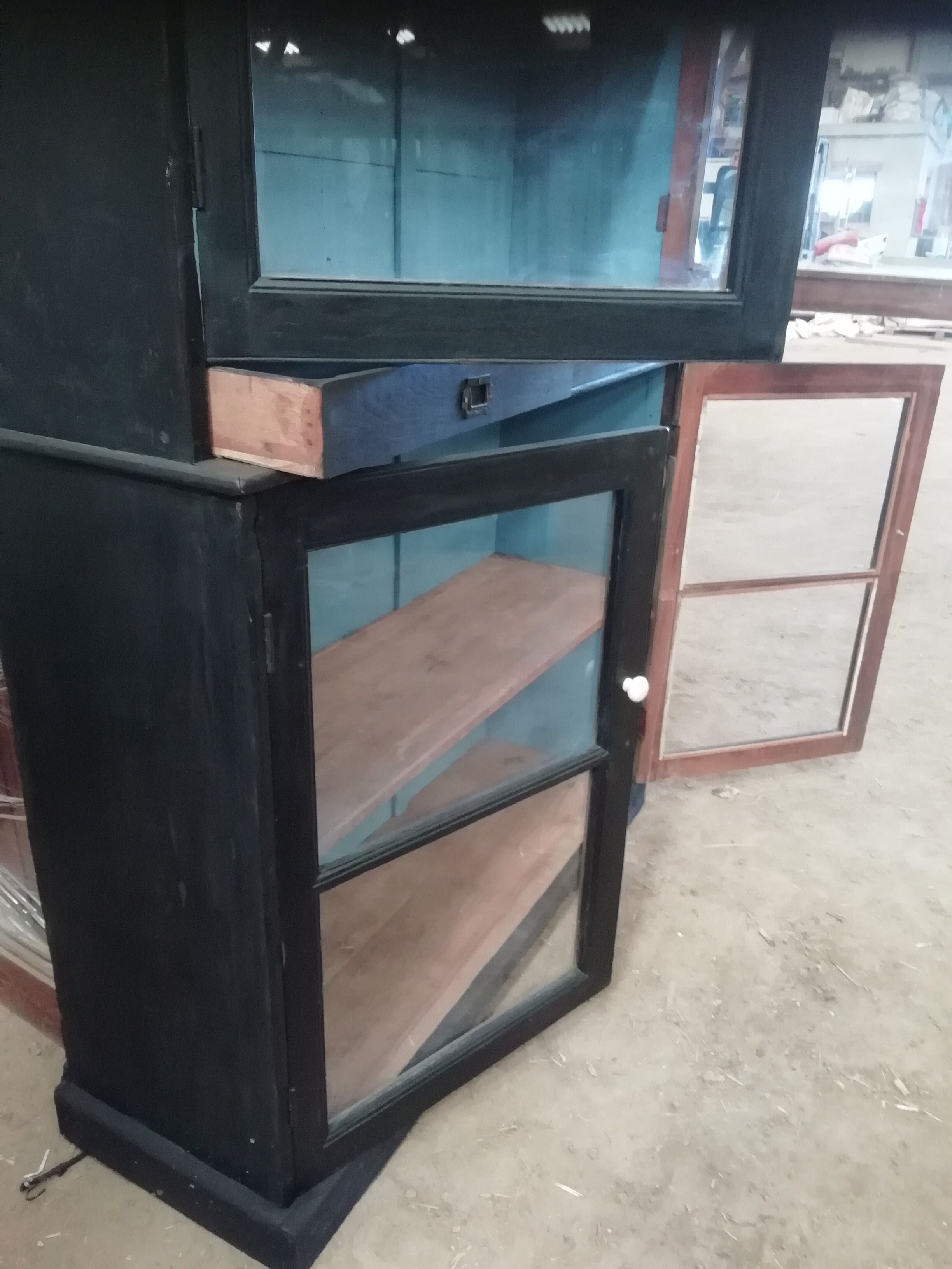 Glass-enclosed croat