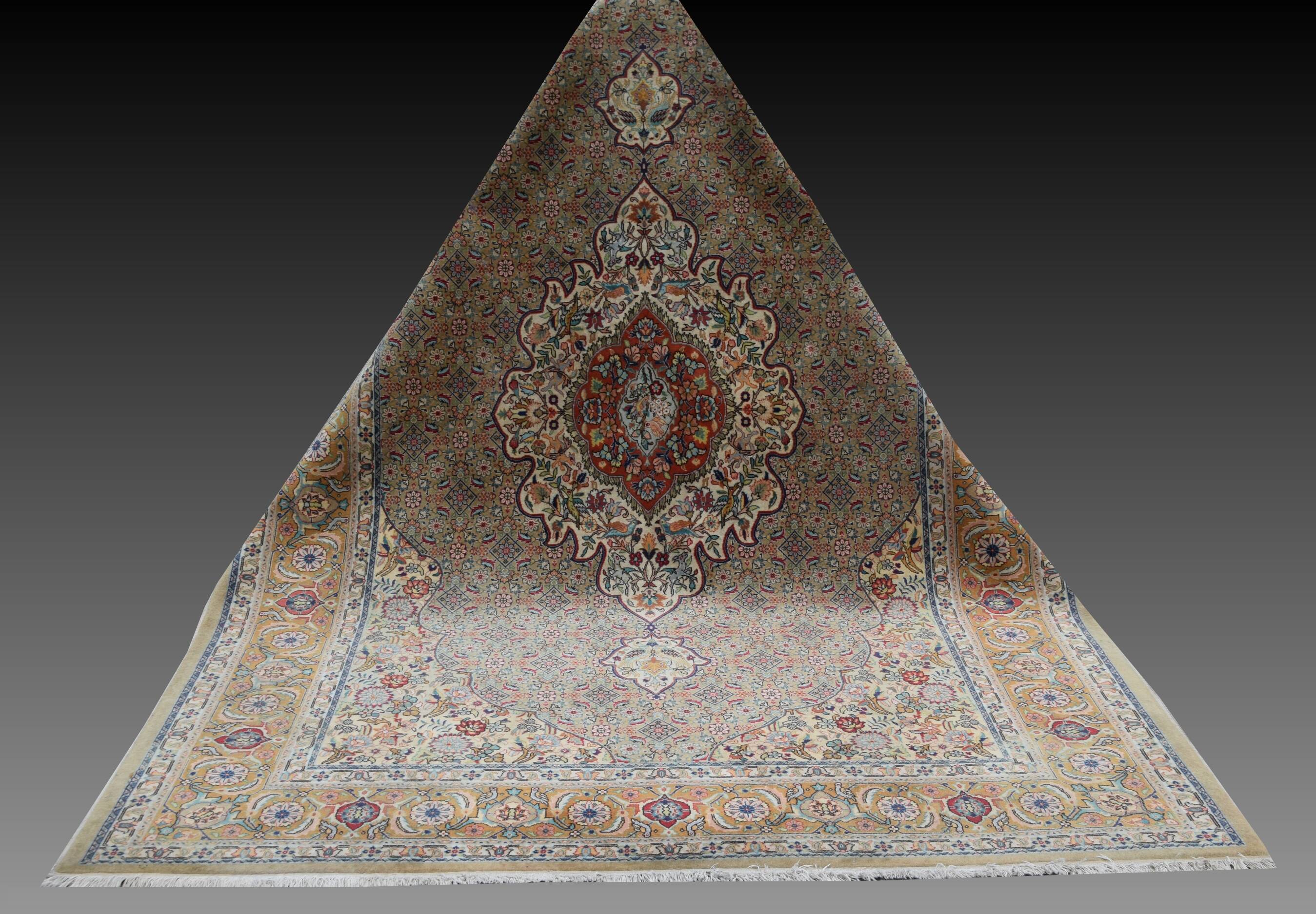 Oriental carpet tabriz iran: 2.08 x 3.08 metres in wool