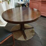 Baumann extendable round table