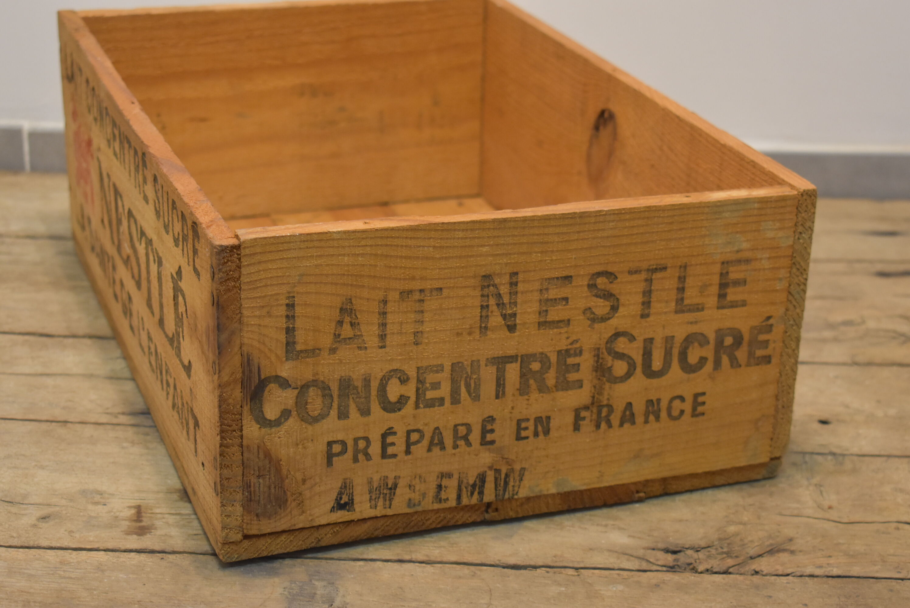 Wooden case of the Nestlé no1 brand