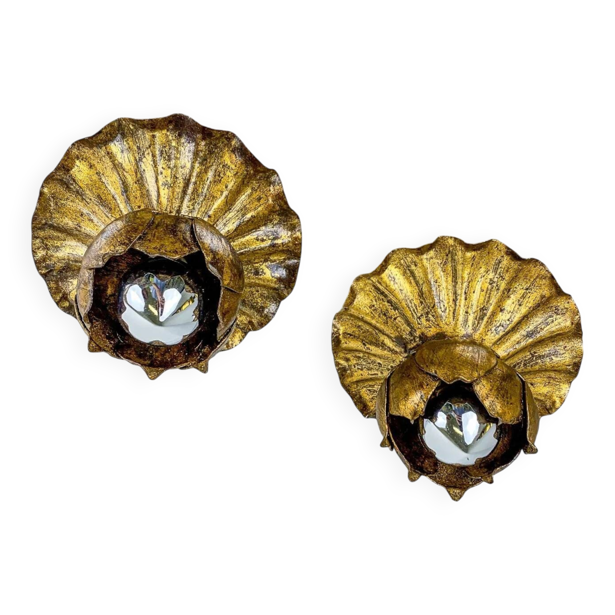 Paire d'appliques en forme de bouton de fleur encastré, en fer doré à la feuille, Espagne, années 1950.