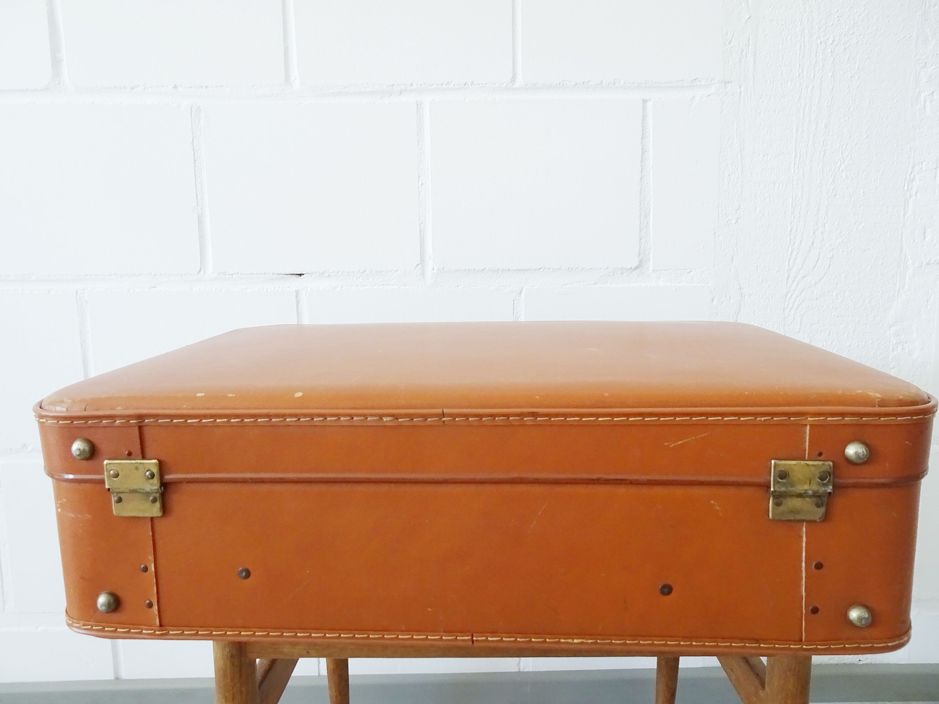 Valise de couleur cognac, valise dure