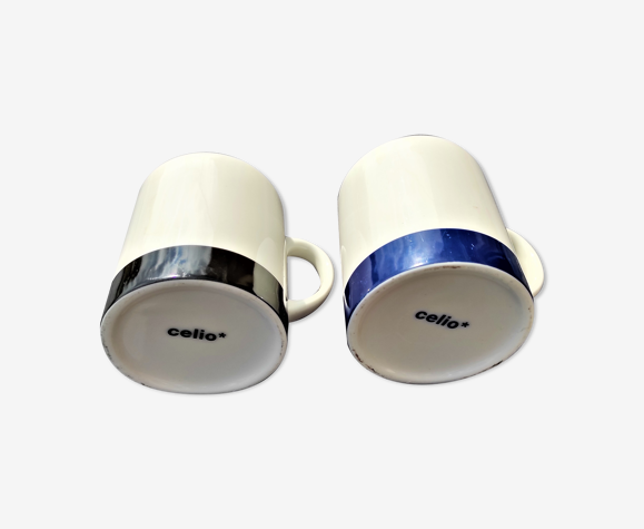 1 mugs, un à la base cercle noir, un à la base cercle bleu
