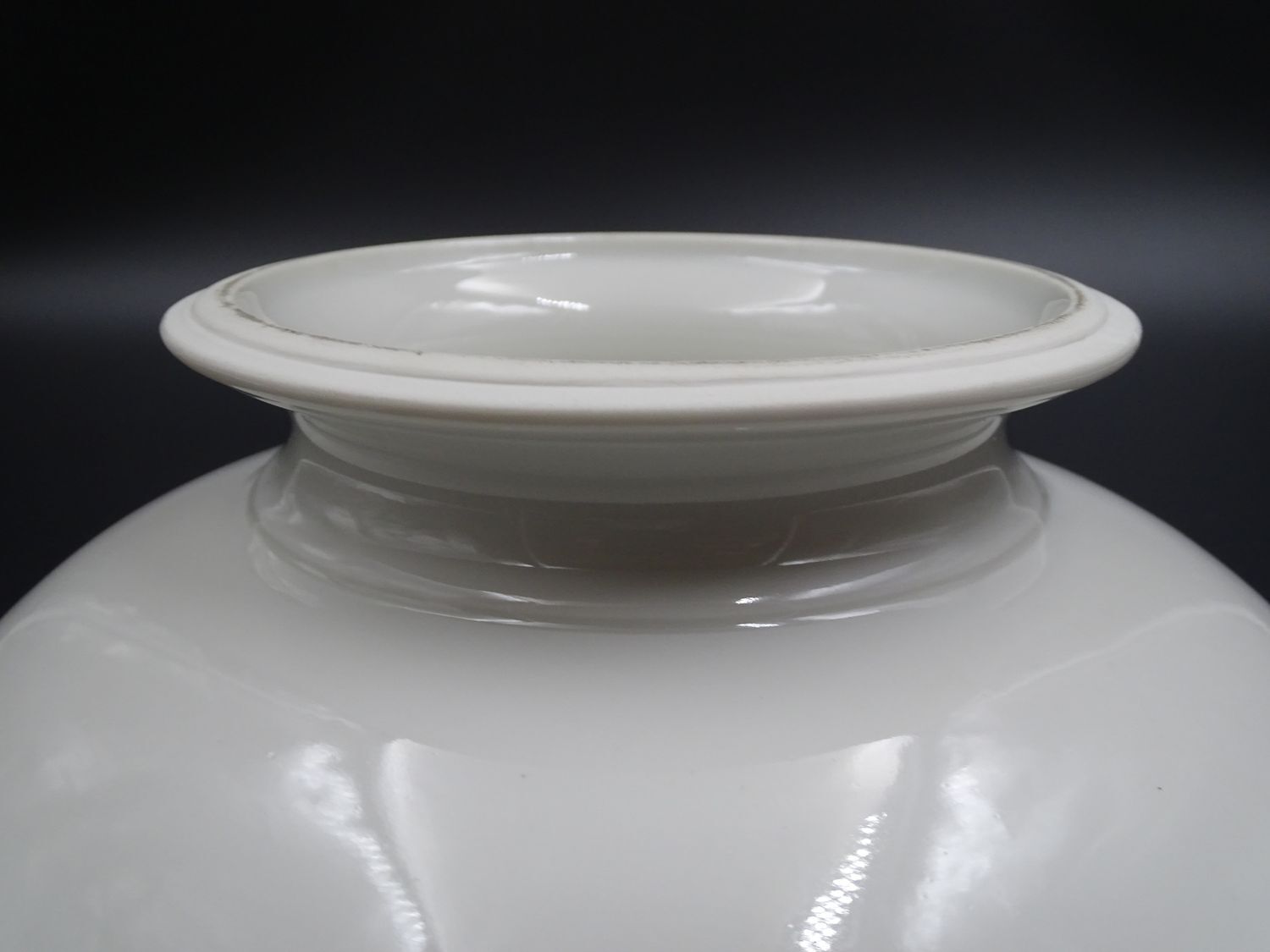 White porcelain dish, cut on foot, ideal for fruit or dessert! Around 1920-1930