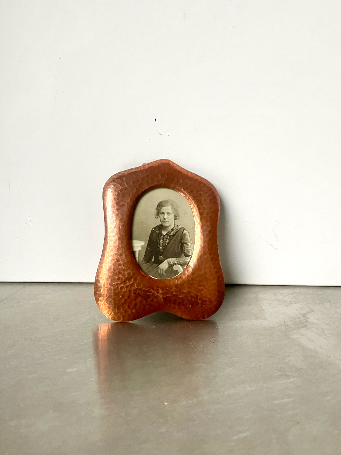 Photo frame in hammered copper