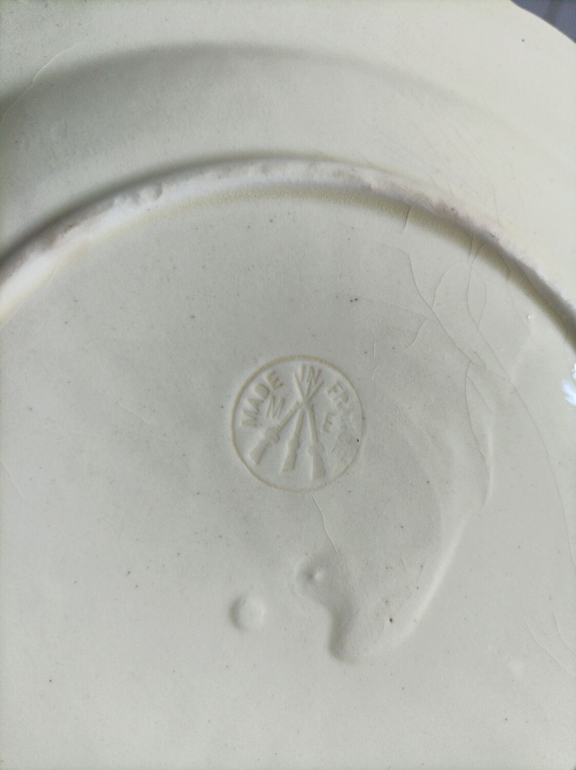 11 dessert plates in slip decorated with grapes Les salins