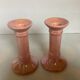 Paire de bougeoirs roses nacrés irisés, années 70