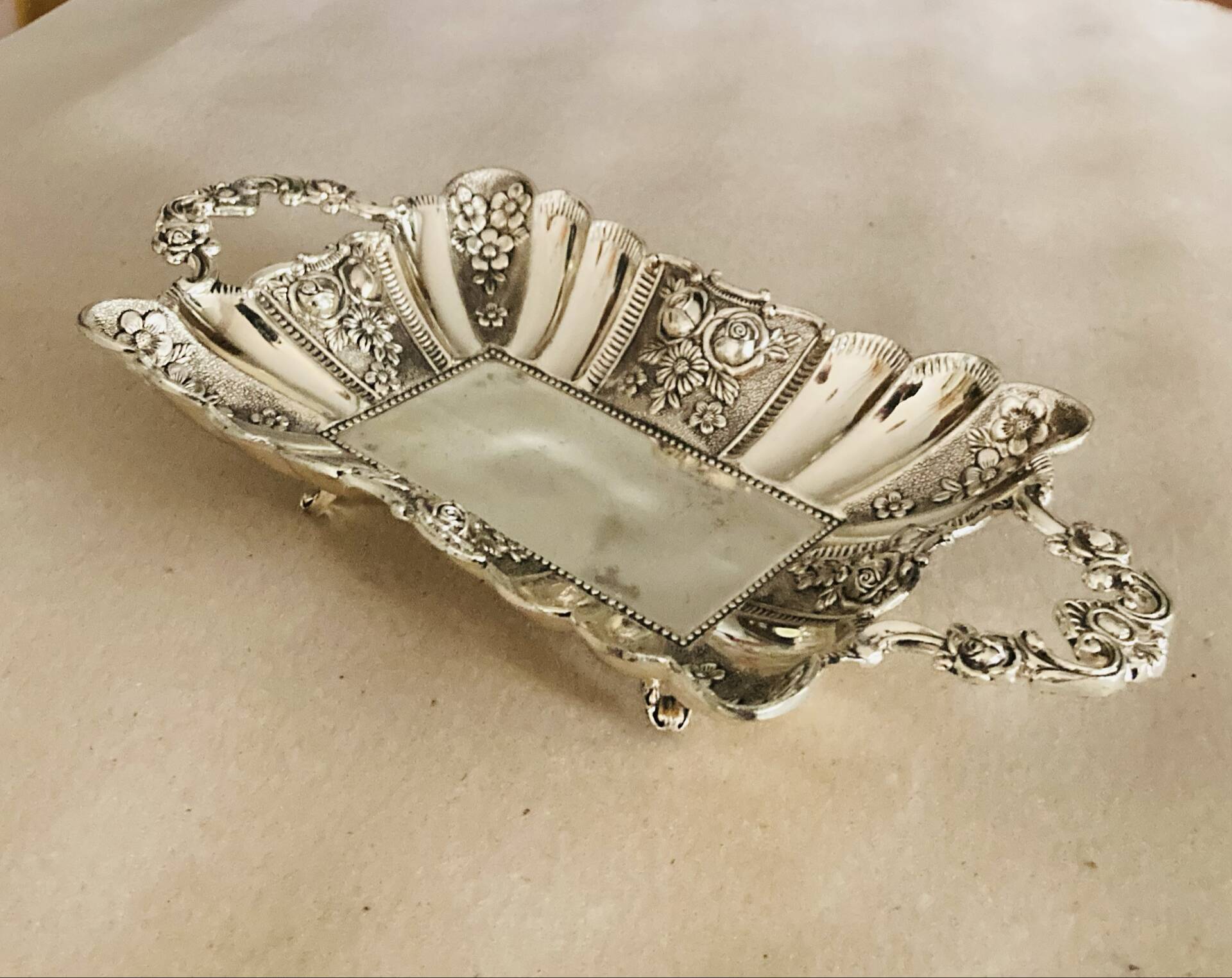 St Louis XV style letter tray, empty pocket, 20th century, in repoussé metal.
