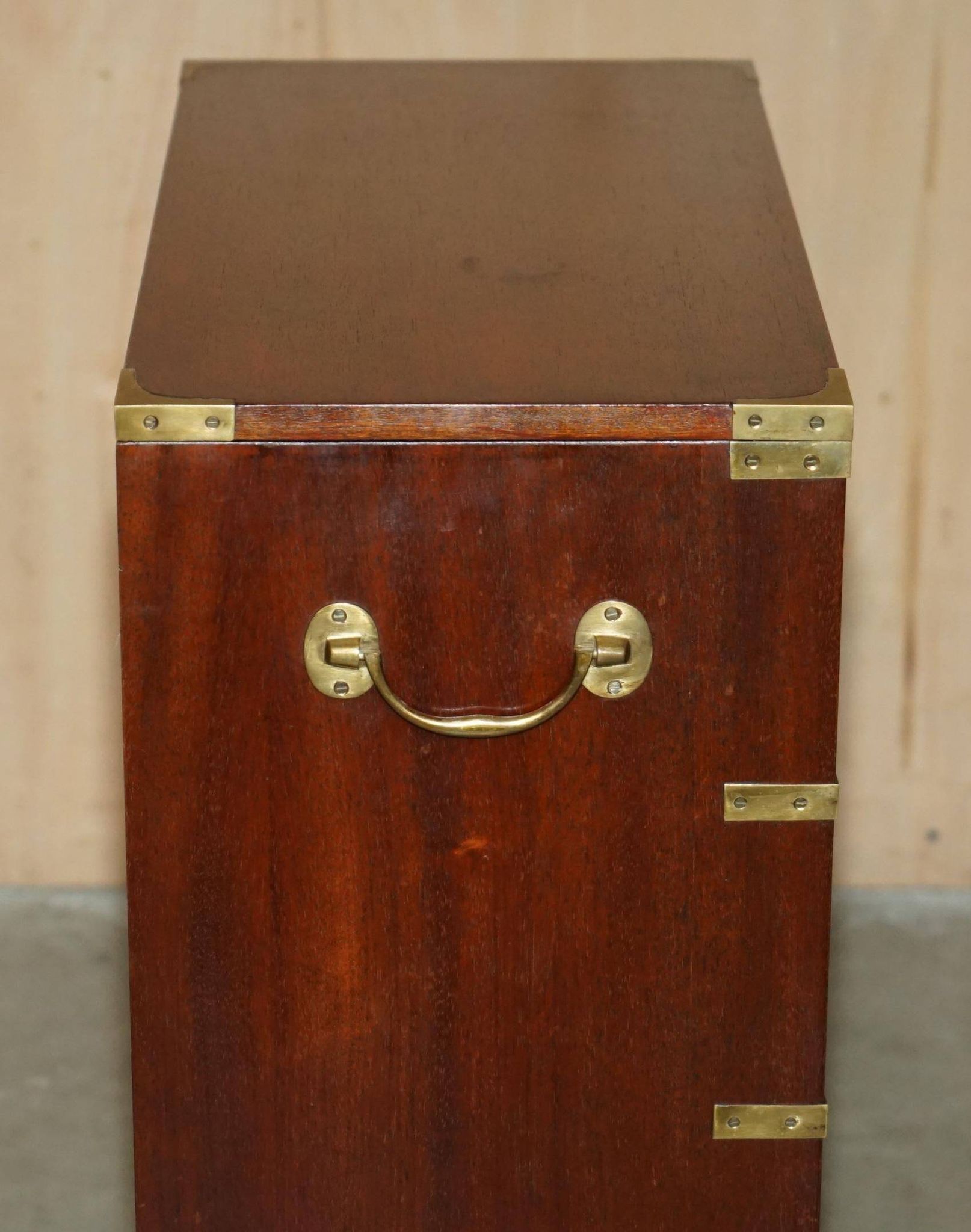 Commode militaire vintage avec plateau coulissant et dessus extensible