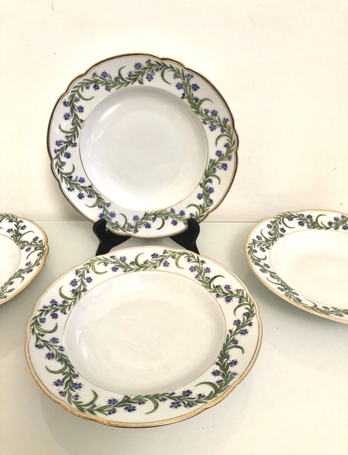 4 hollow porcelain plates