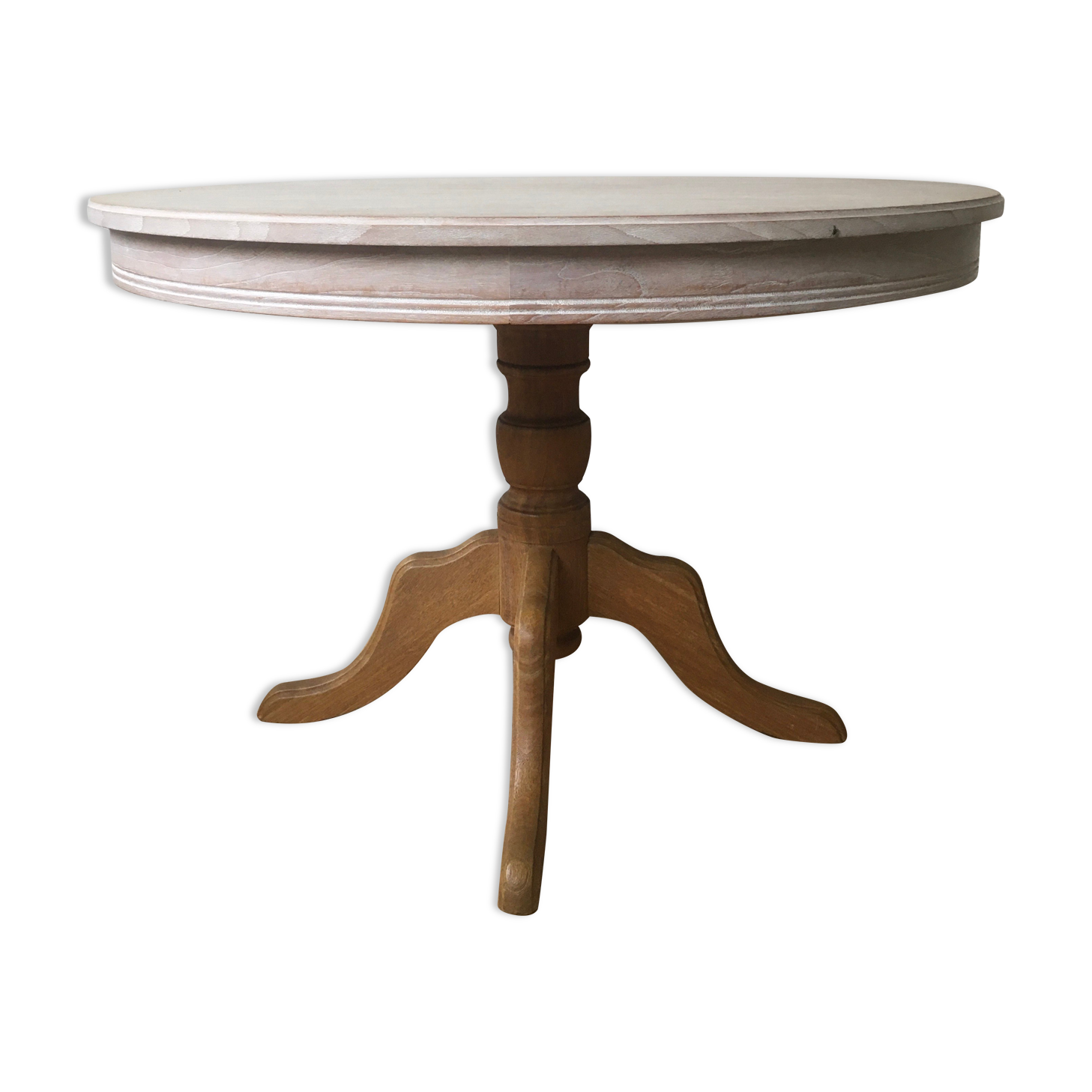 Round table in extendable solid oak
