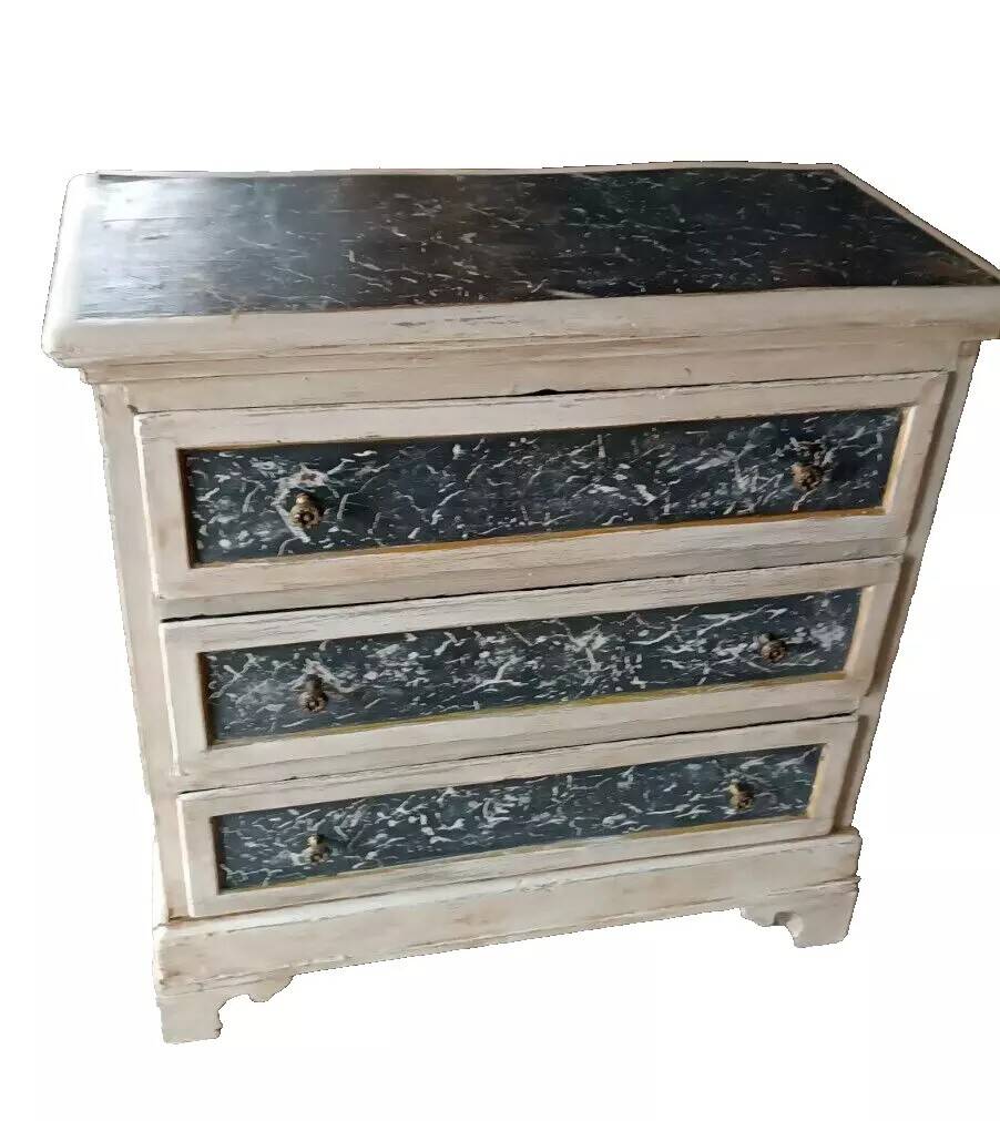 Small lacquered chest of drawers, Tuscan origin, 18th century