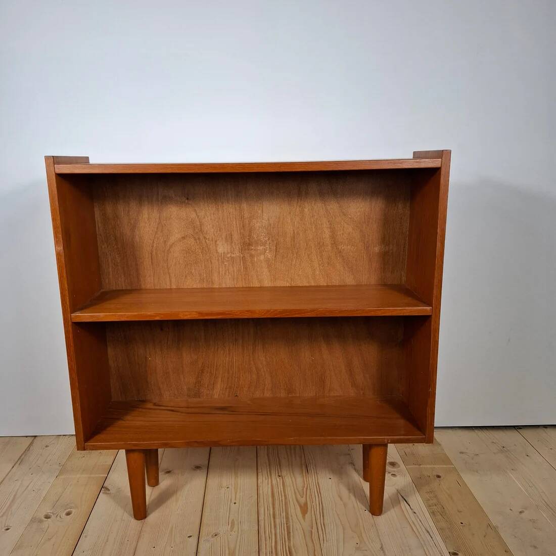 Small Danish mid-century bookshelf in teak – 1960s