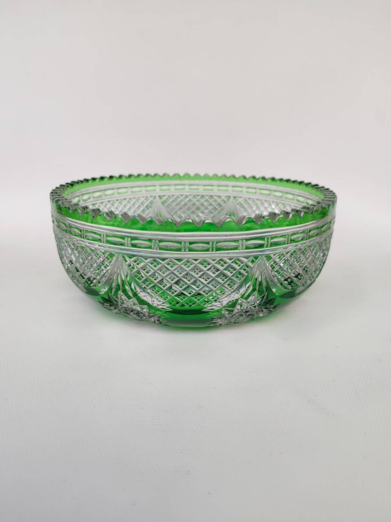 Saladier en cristal vert, première partie du XX ème siècle