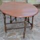 Table anglaise ovale en chêne pliante dite gateleg