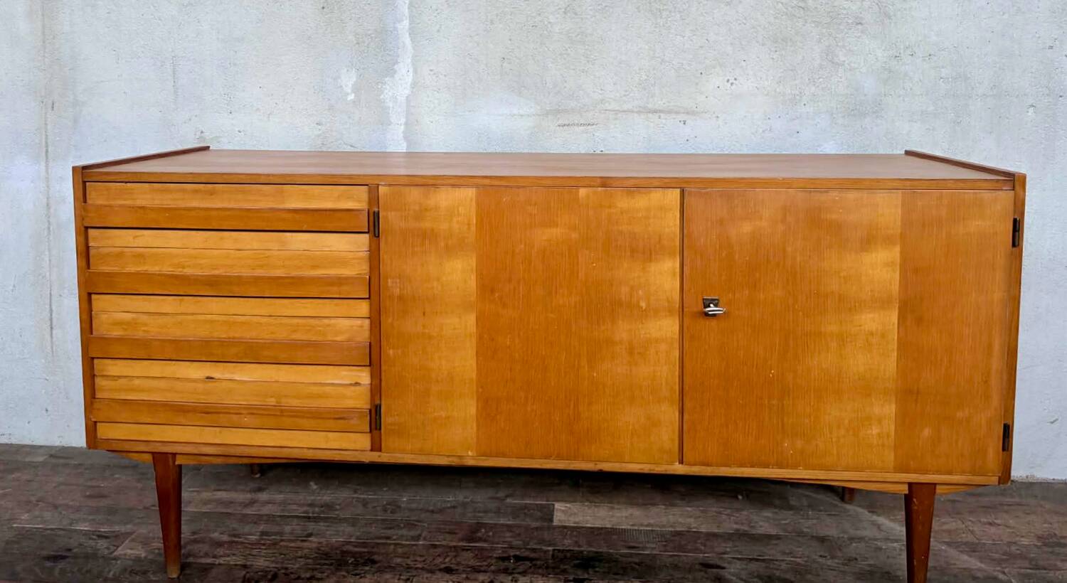Vintage enfilade from the 1960s, 150 cm long, with 2 doors and 4 drawers.