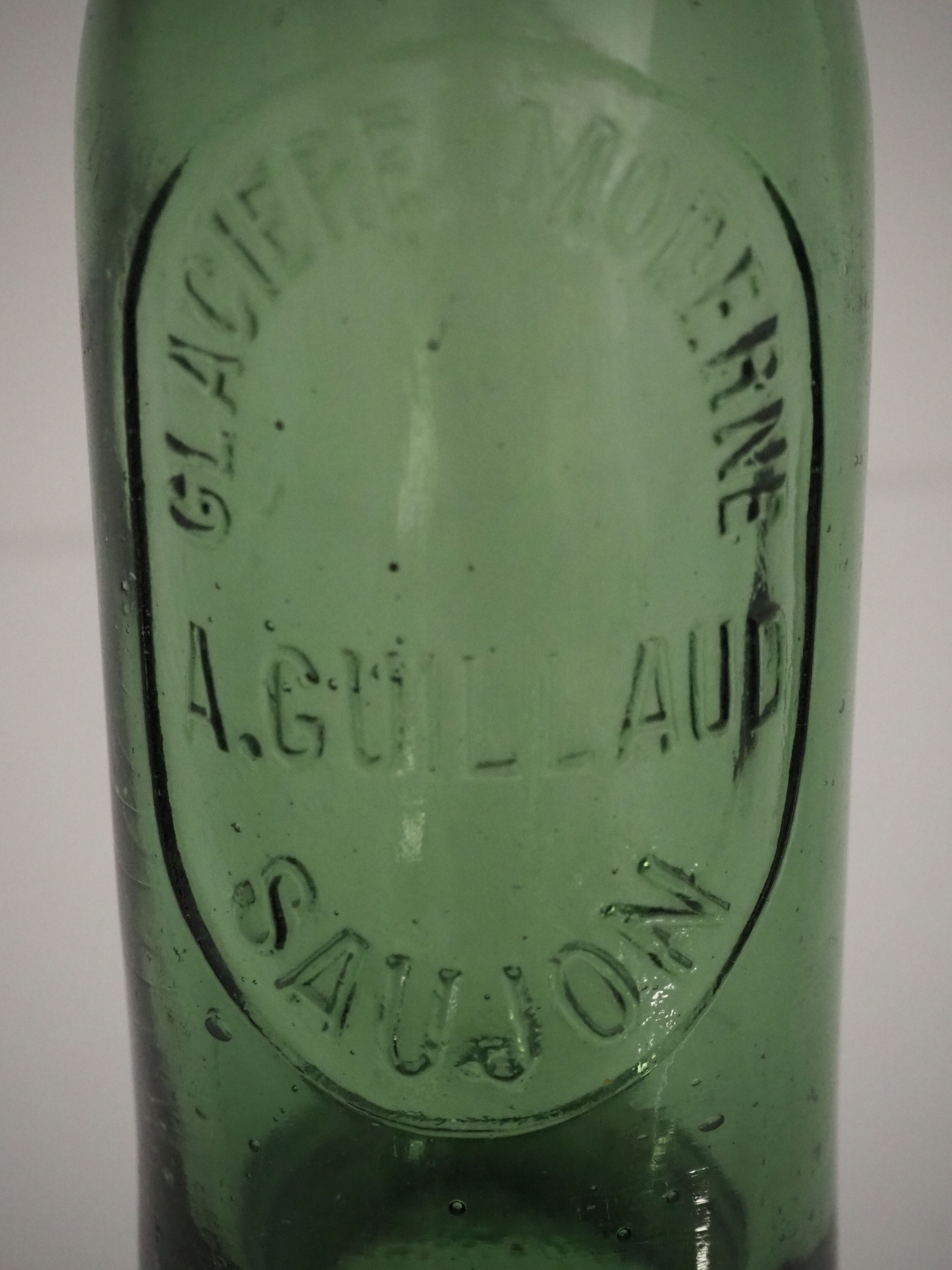 Bouteille en verre « glacière moderne A. Guillaud - saujon »