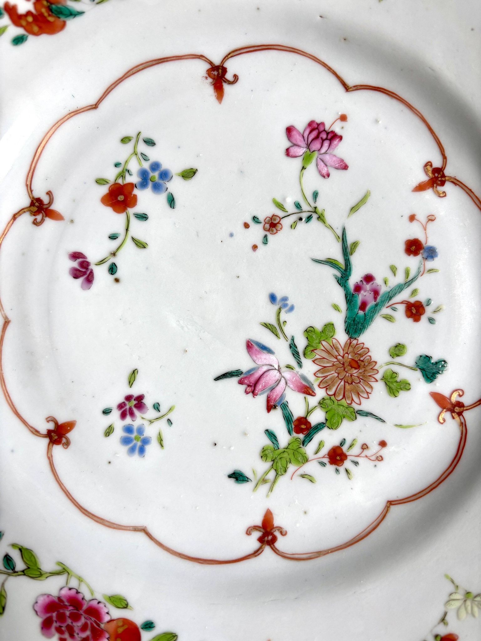 Flat plate from the Compagnie des Indes in hand-painted polychrome porcelain, 18th century.