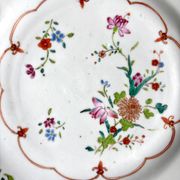 Flat plate from the Compagnie des Indes in hand-painted polychrome porcelain, 18th century.