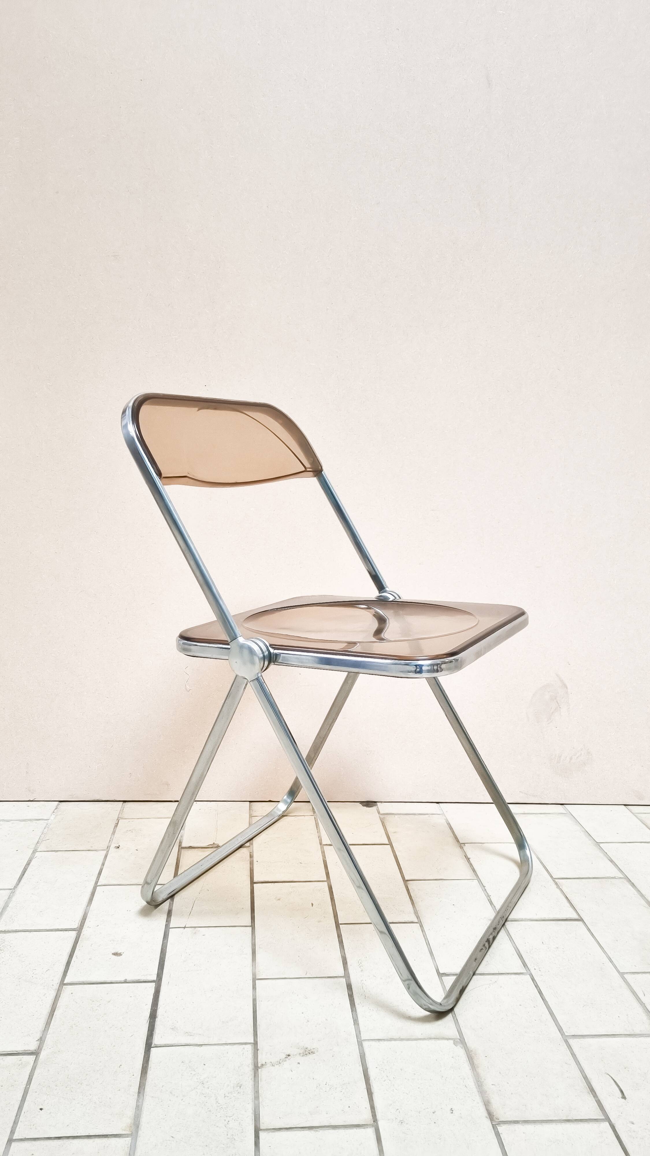 Chaise pliante plexiglas fumé de Giancarlo Piretti édition Castelli