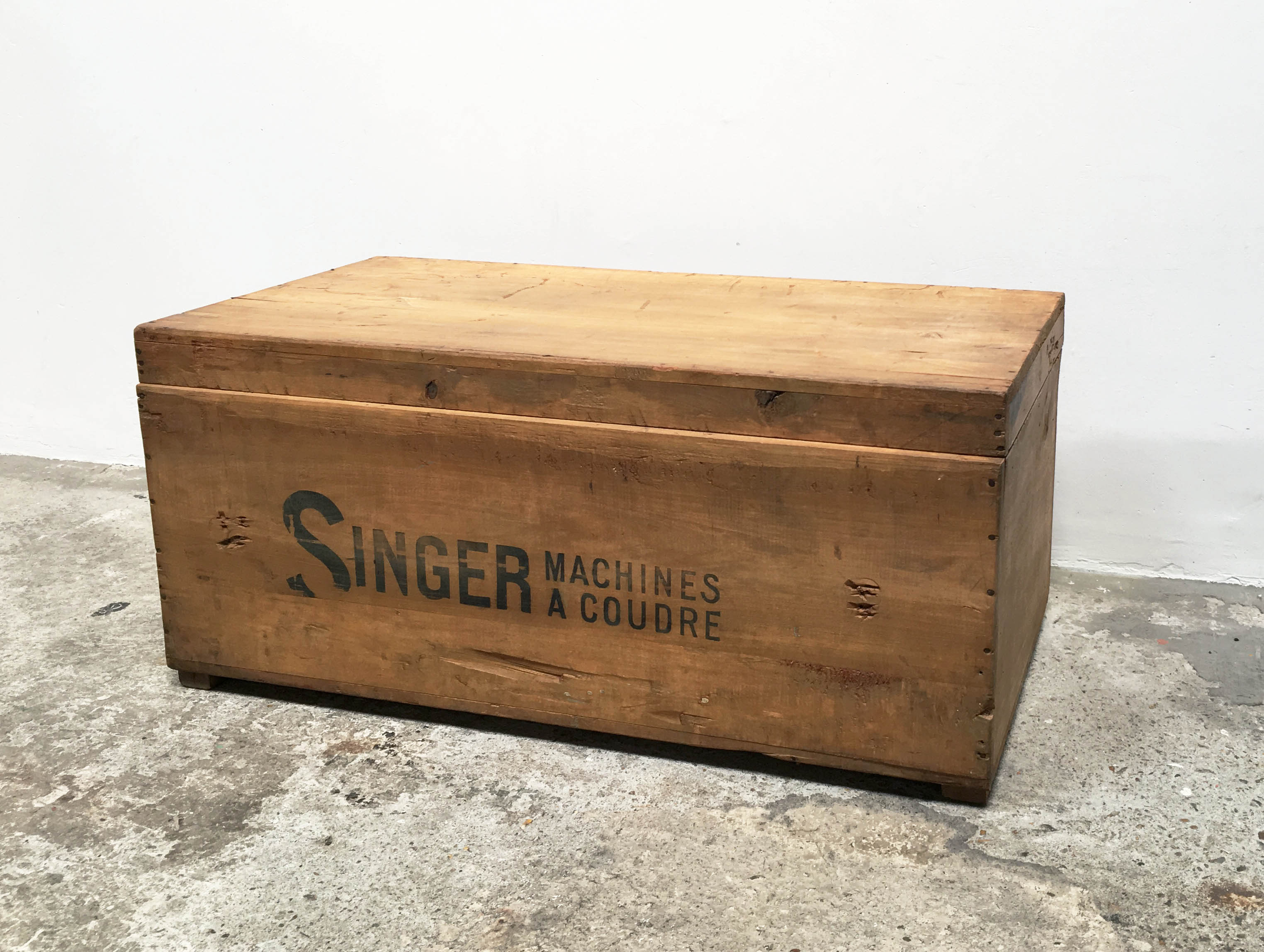 Wooden chest Singer
