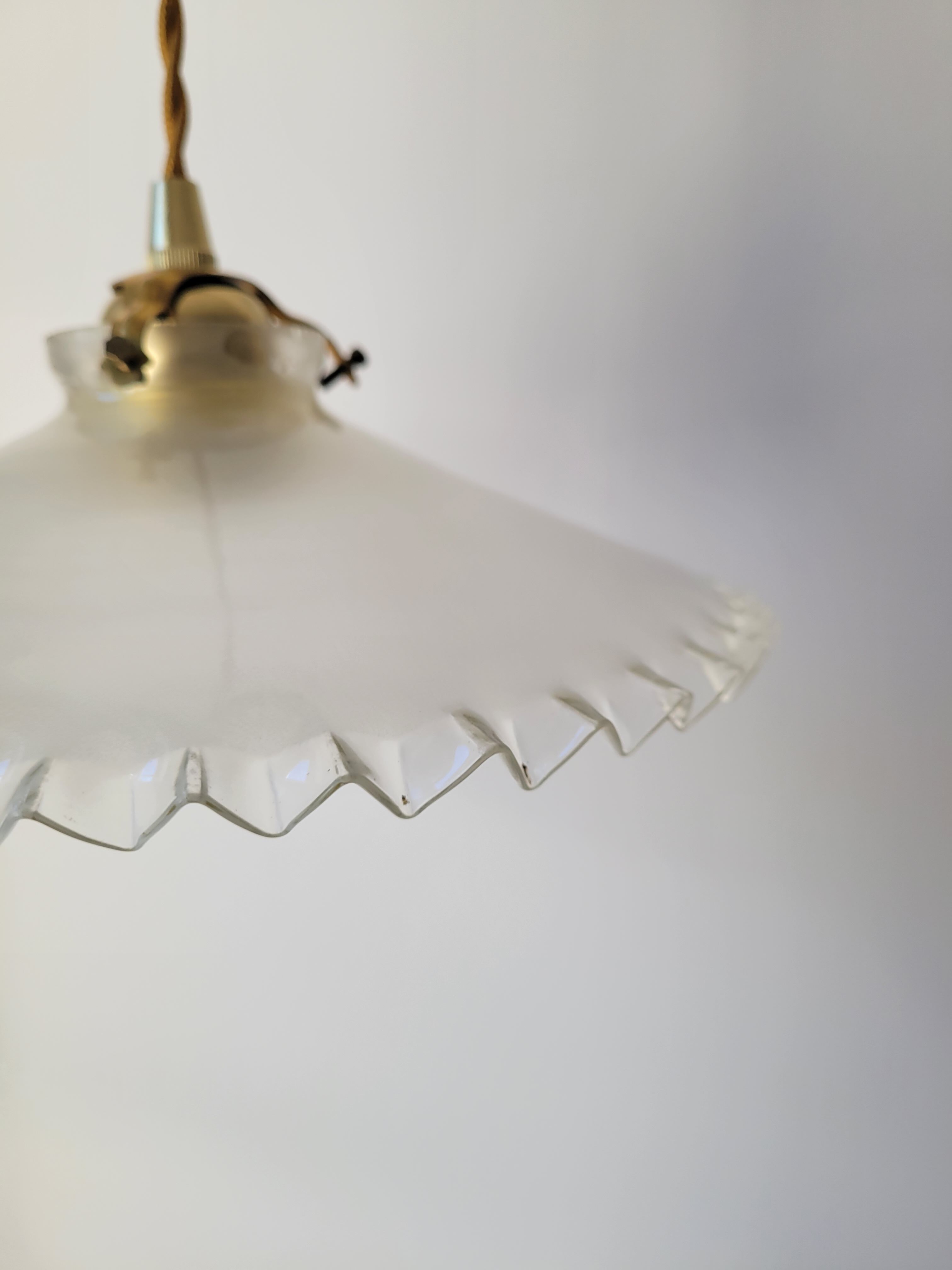 Serrated opaline suspension