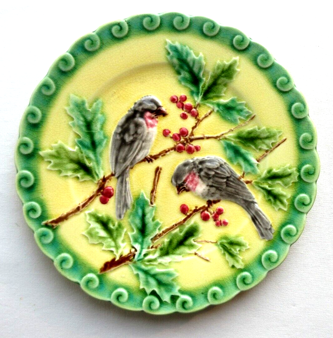 Art Deco slip plate yellow background Sarreguemines: 2 Birds pecking holly