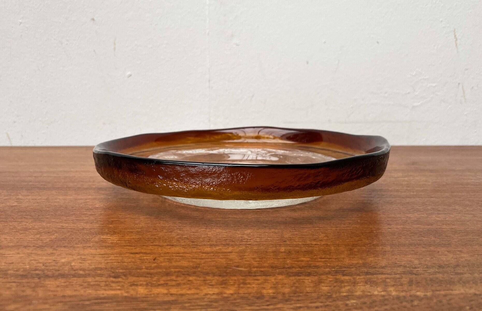 Modern mid-century glass bowl by Pertti Santalahti for Humppila, Finland, 1960s.