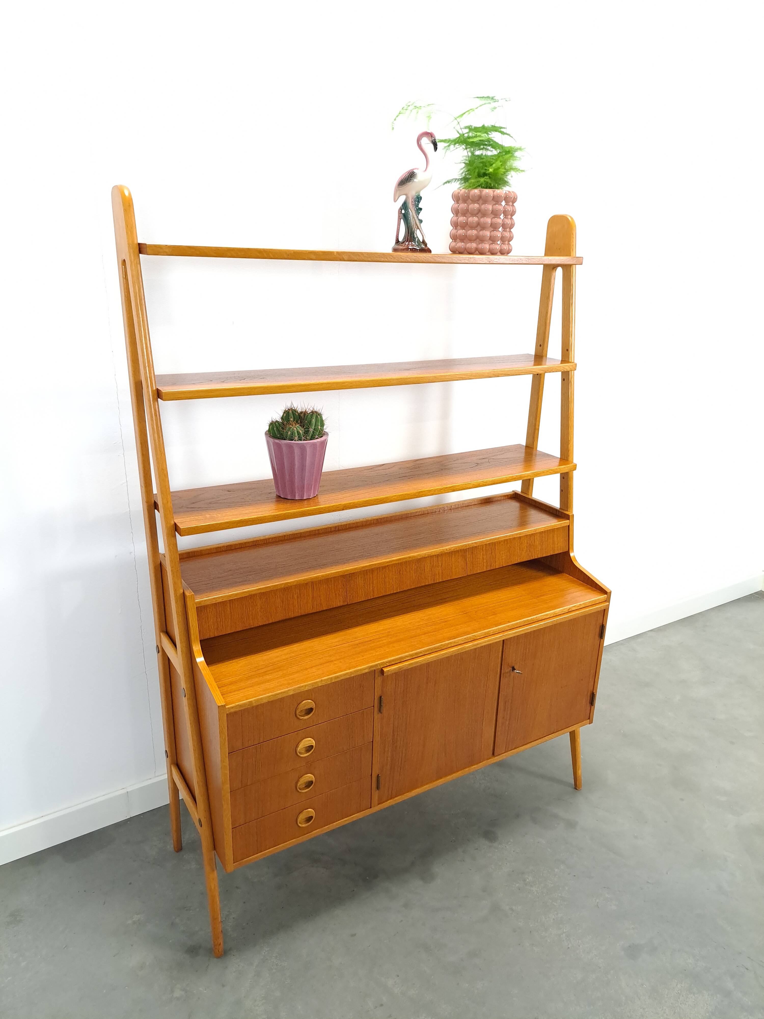 Teak fineer kast uit Zweden met lades, legplank en uitschuifbare plank