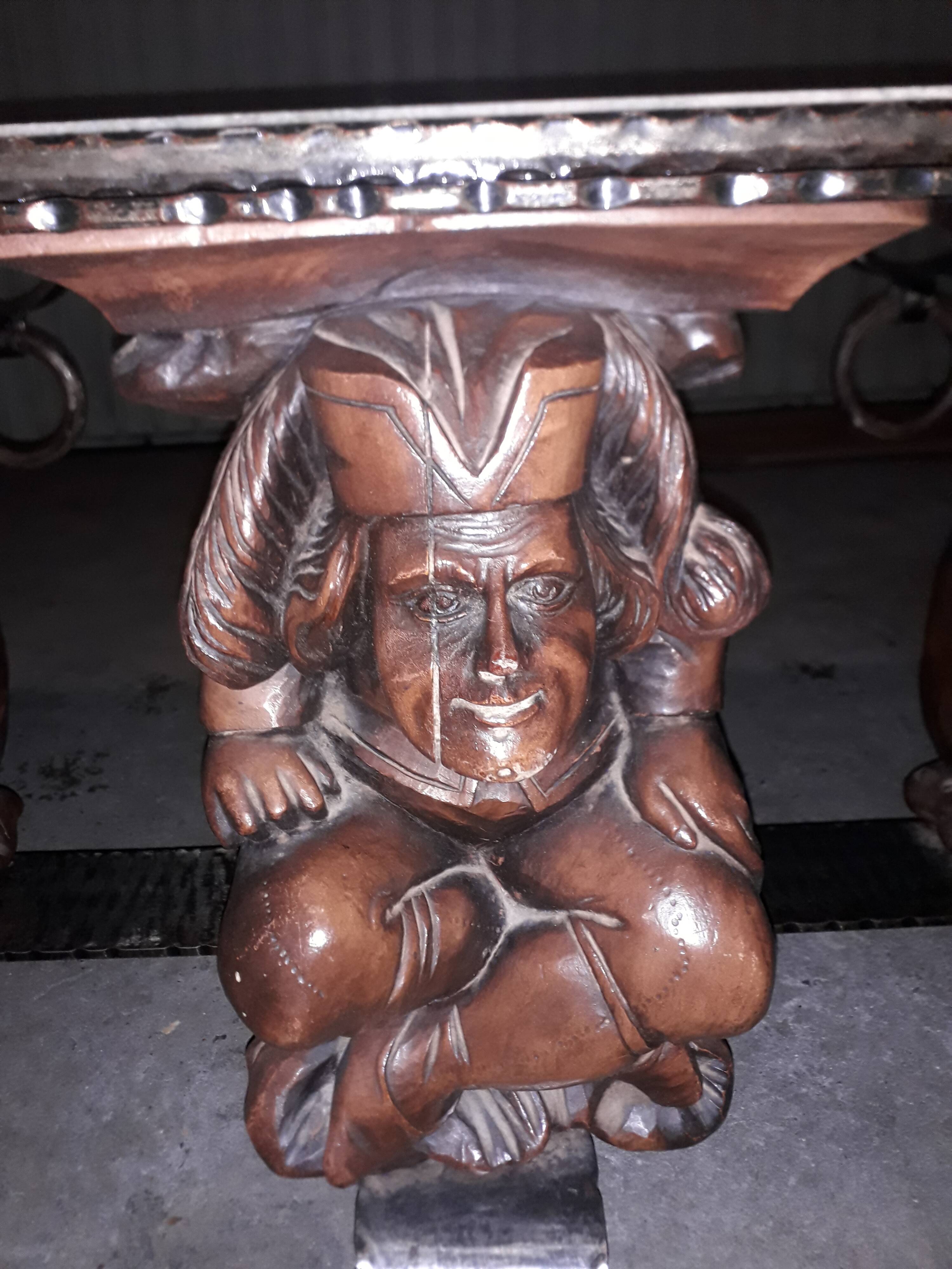 Table basse à motif gothique et marbre