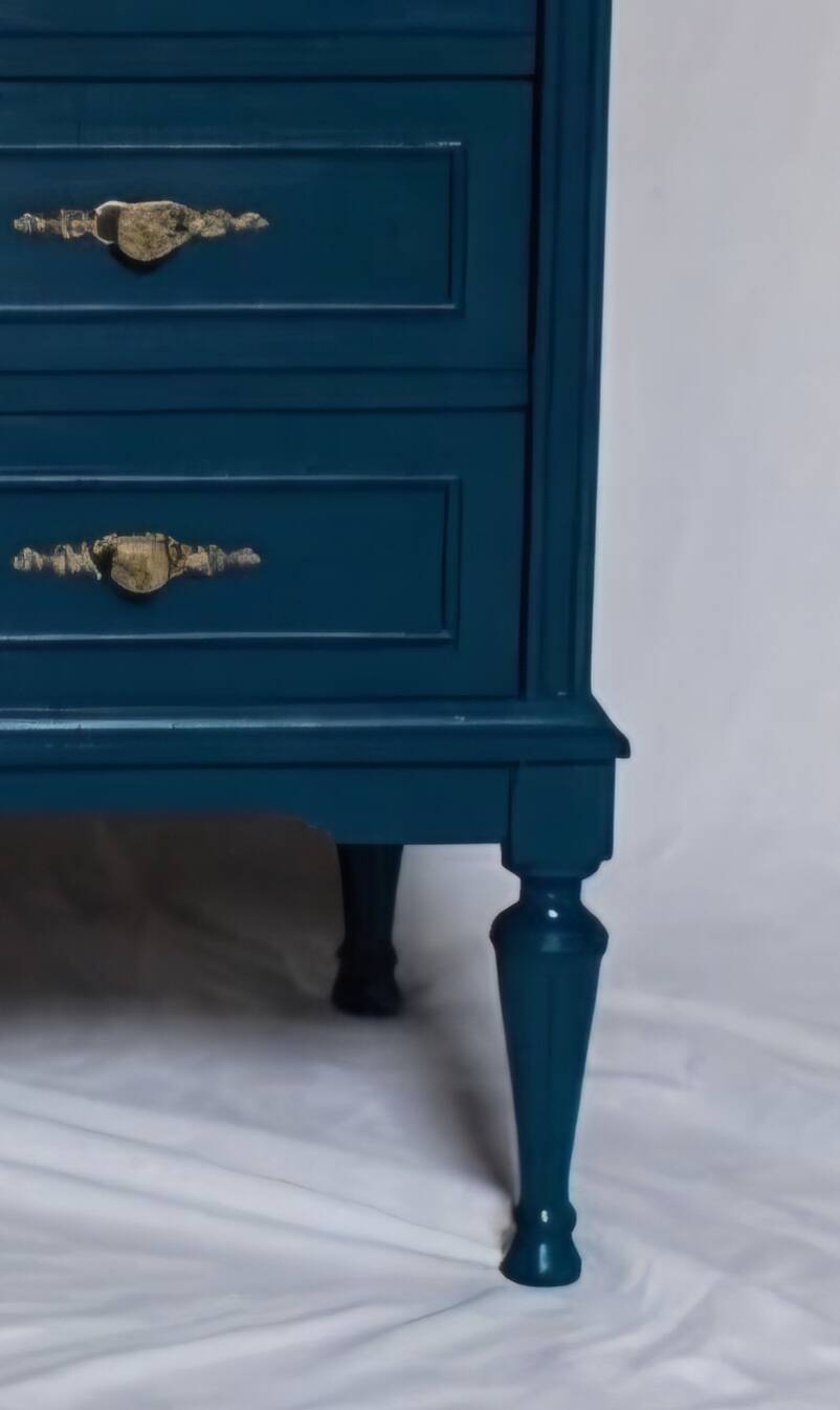 Commode vintage restaurée en bleu marine, style Louis XVI.