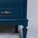 Commode vintage restaurée en bleu marine, style Louis XVI.
