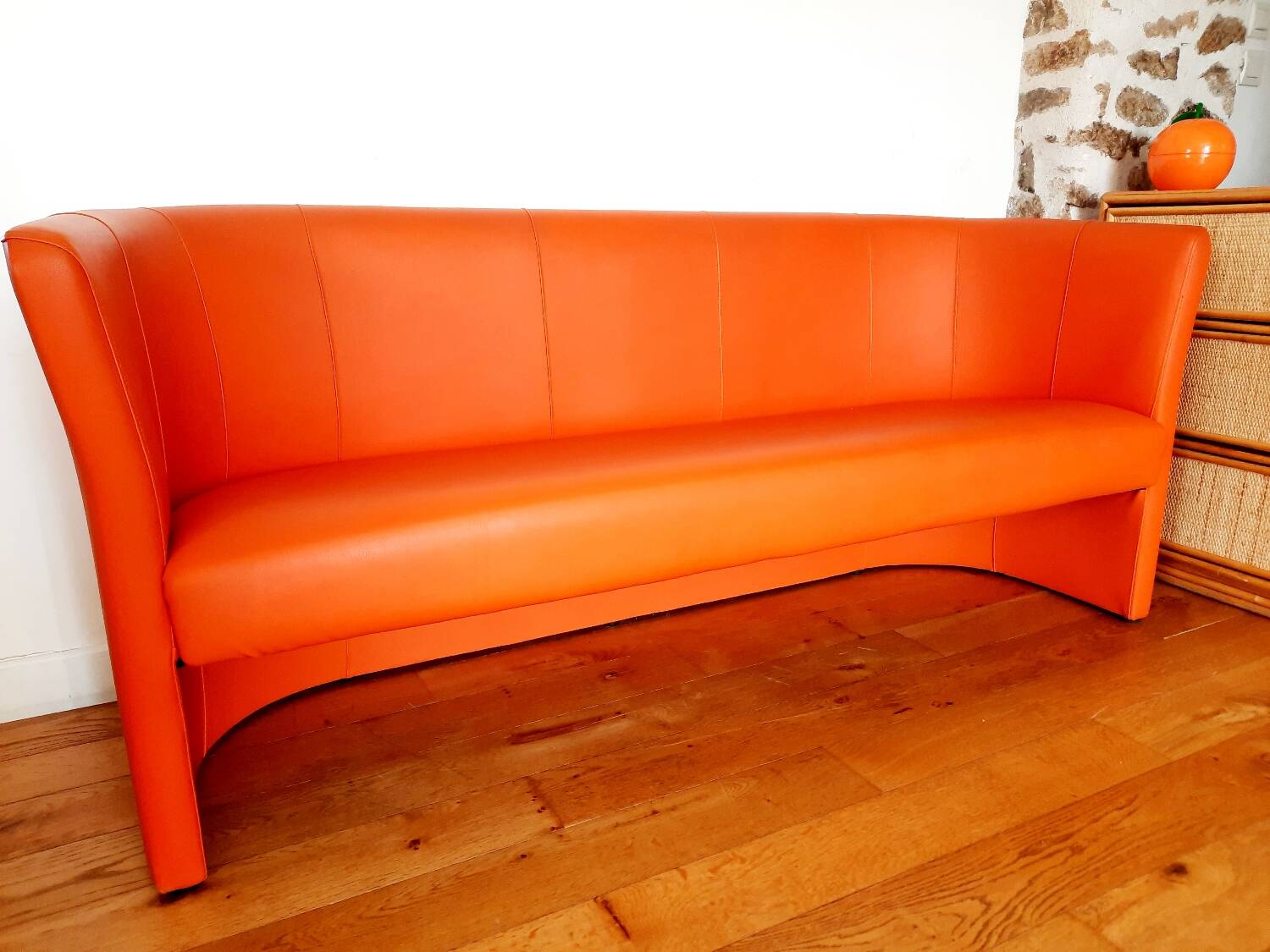 Curved vintage orange canapé with a pop spirit, seventies design piece.