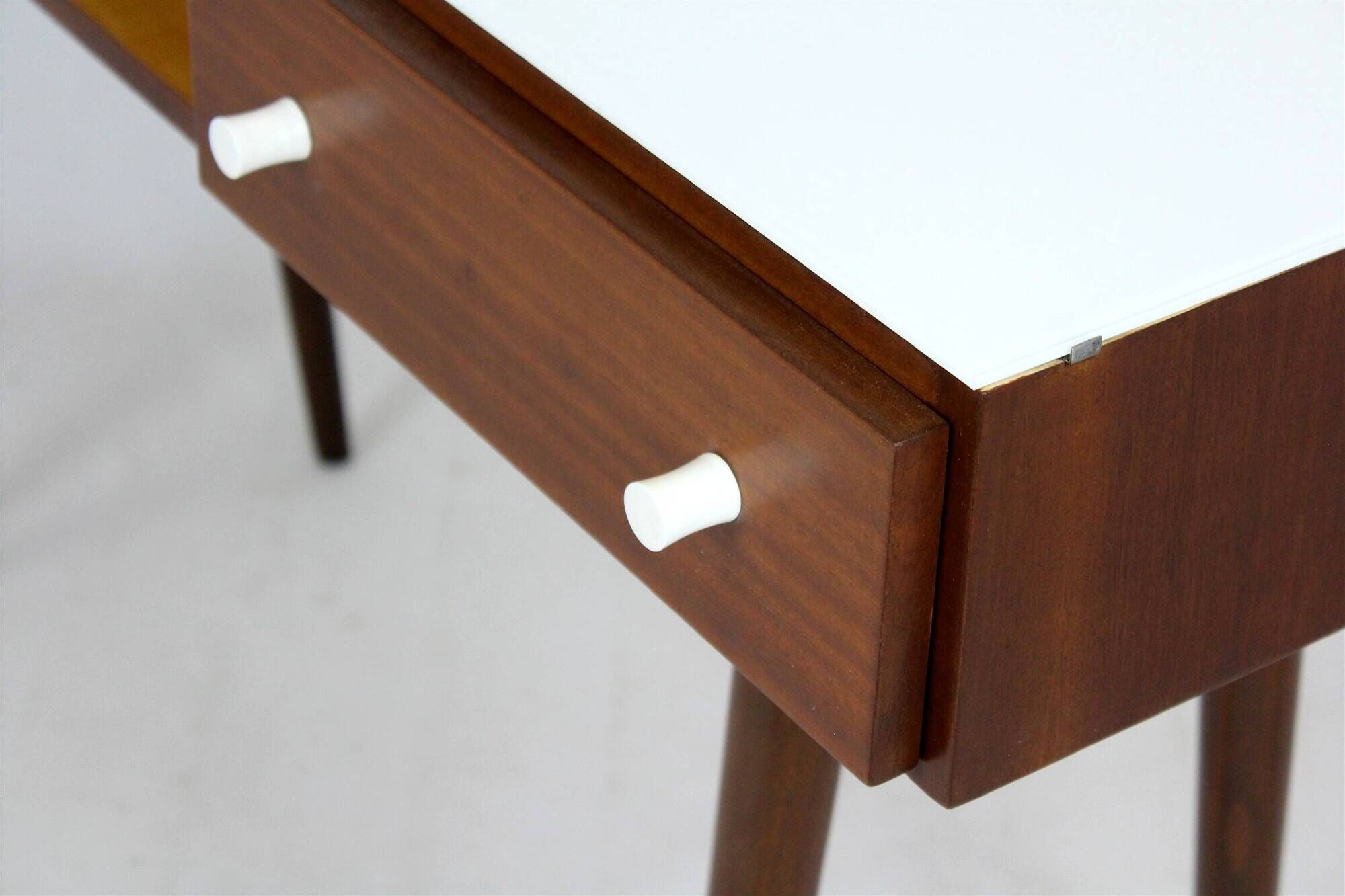 Bureau restauré du milieu du siècle par Up Zavody, années 1960