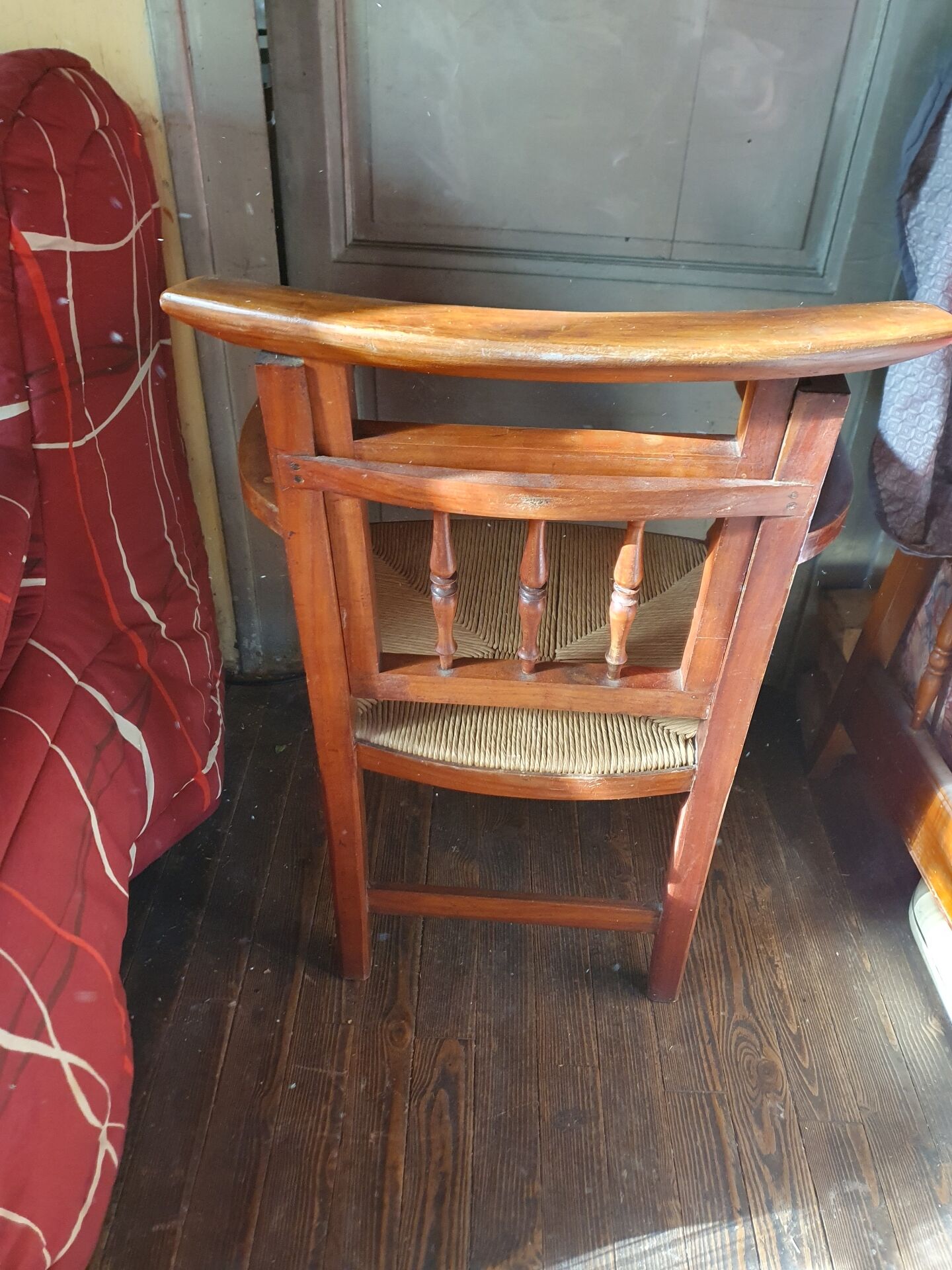 Beau fauteuil ancien au dossier haussable et assise en paille