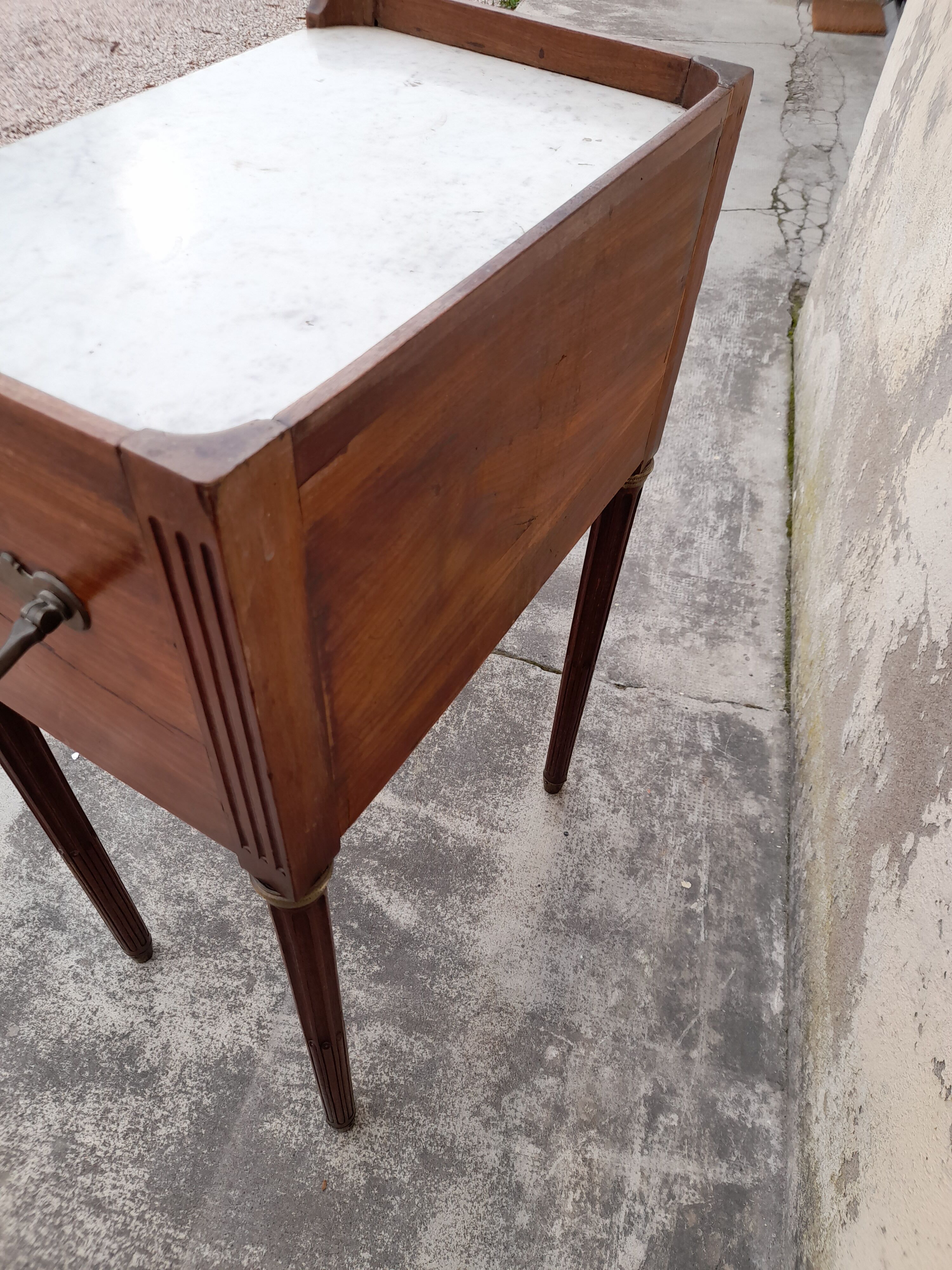 Table de chevet style louis xvi avec poignée