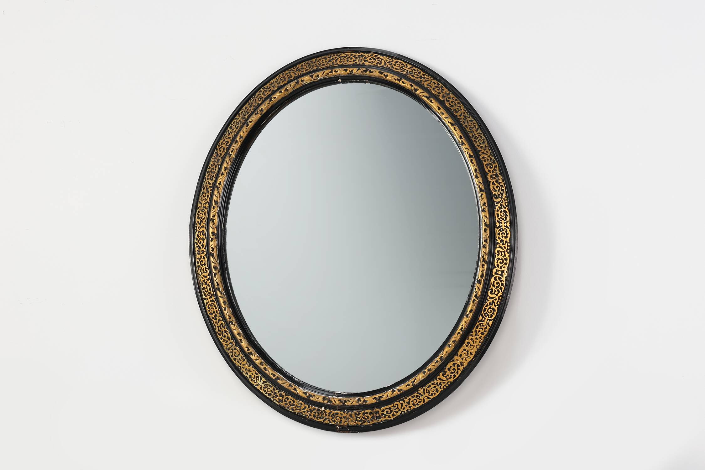 Miroir ovale néoclassique français en noir et or, 20e siècle
