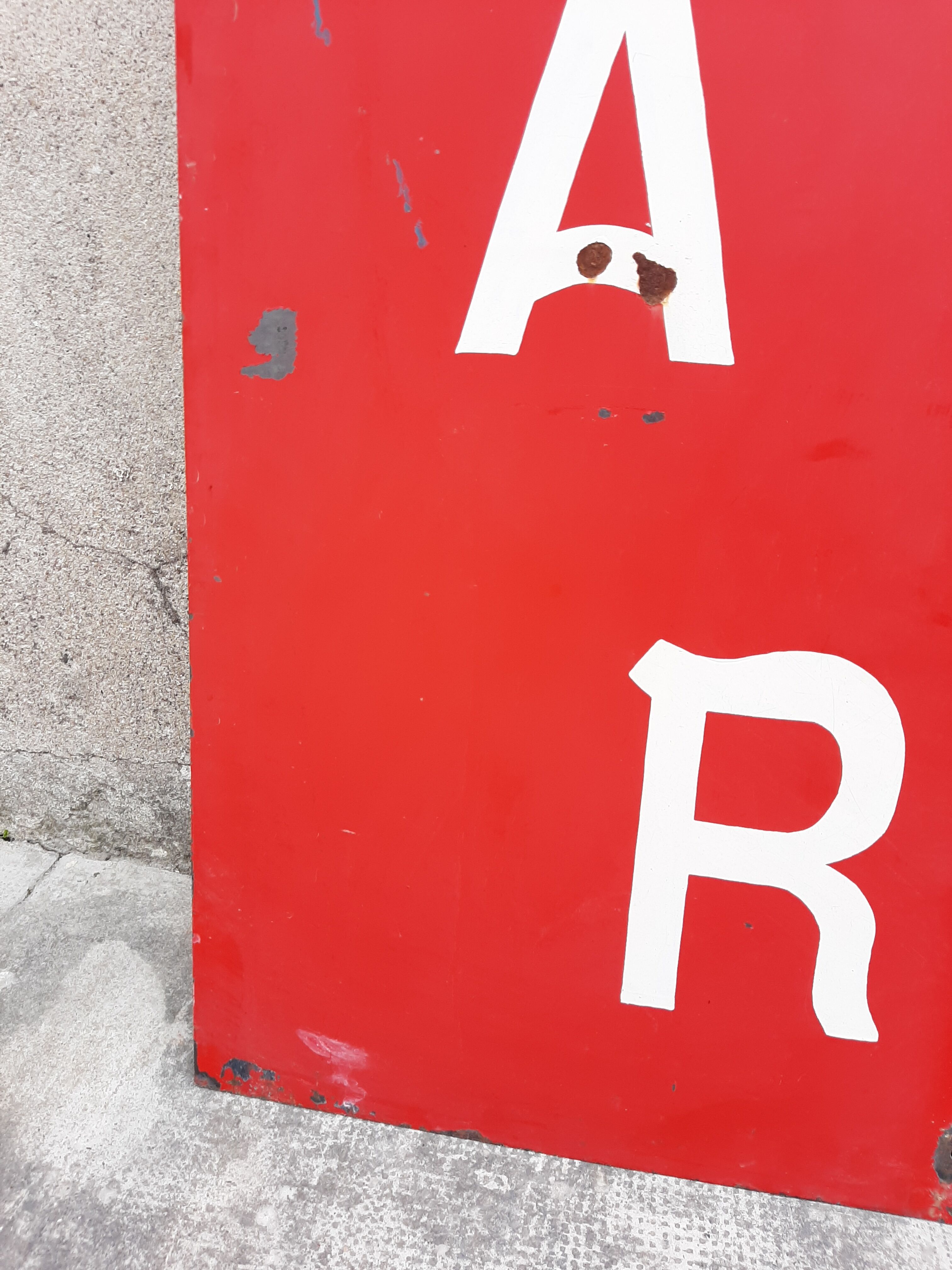 Tole sign painted "bar tobacco essence hairstyle"