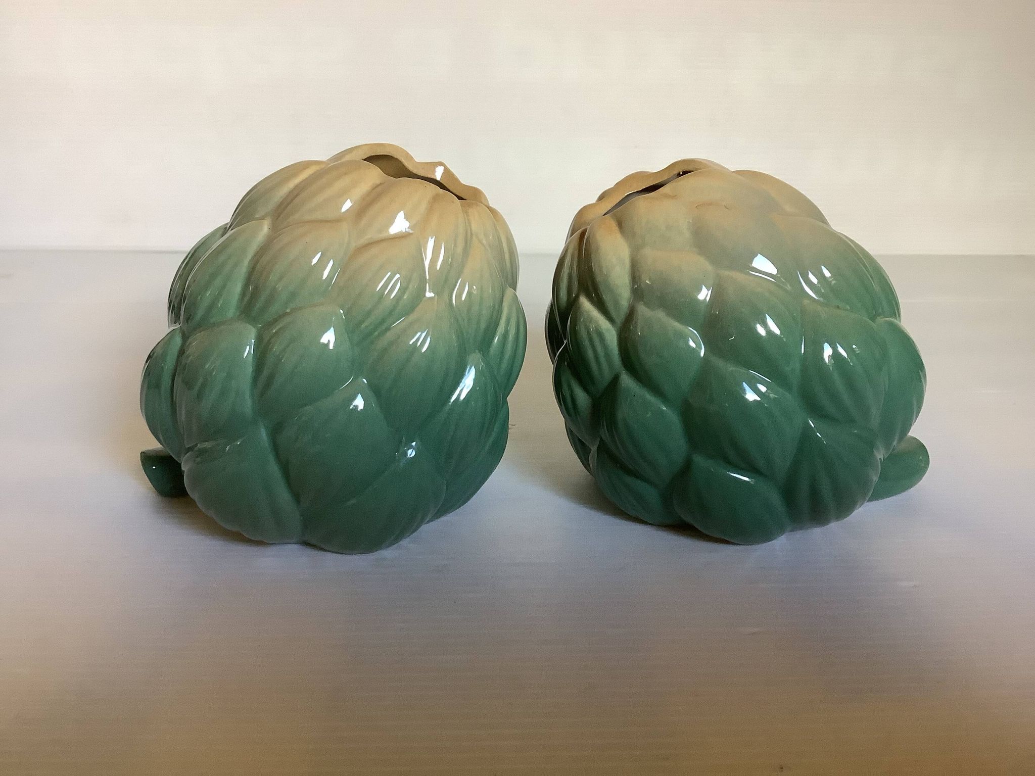 Paire de vases artichauts barbotine