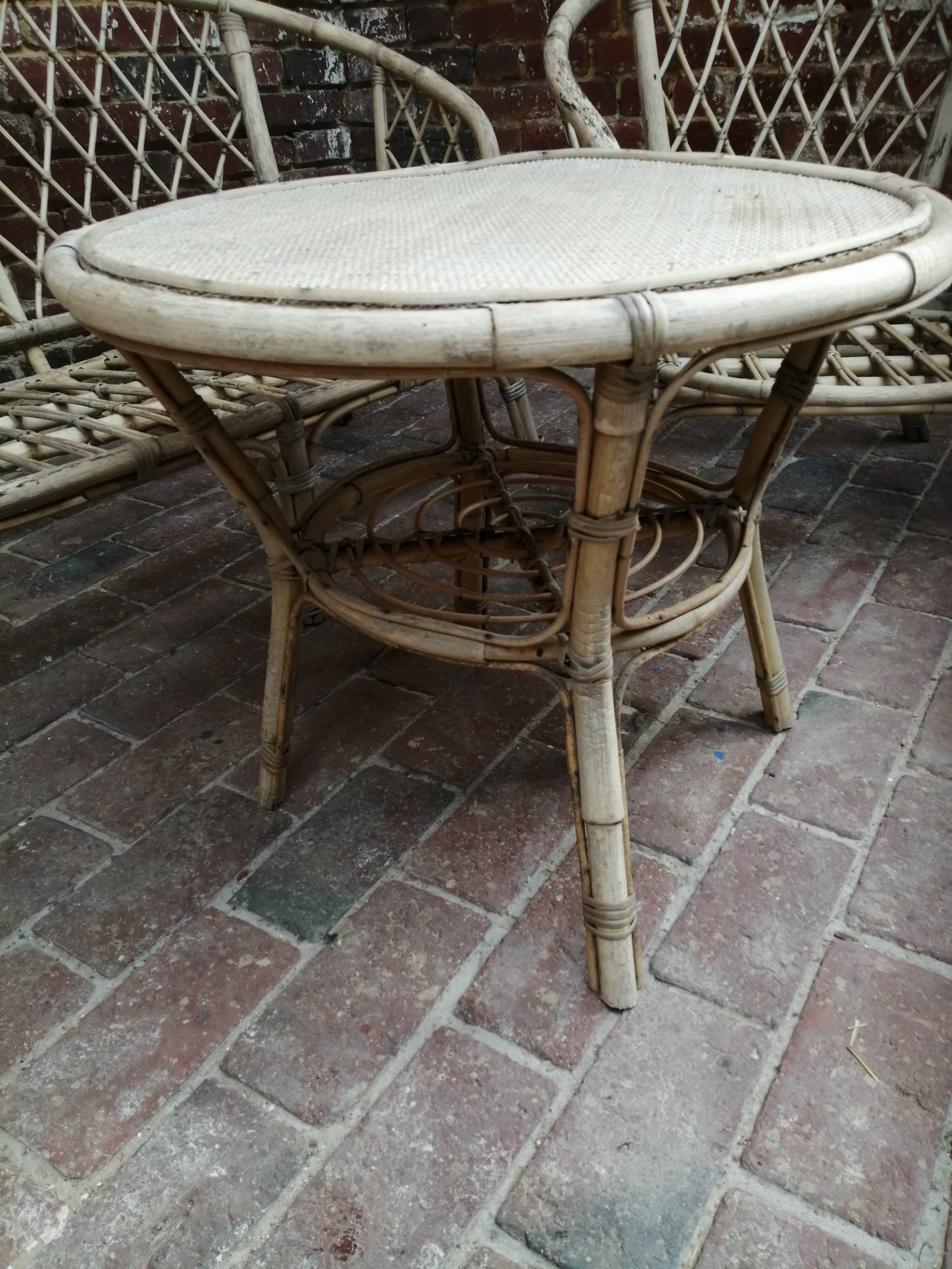 Set living room armchairs sofa, table and seamstress in vintage rattan