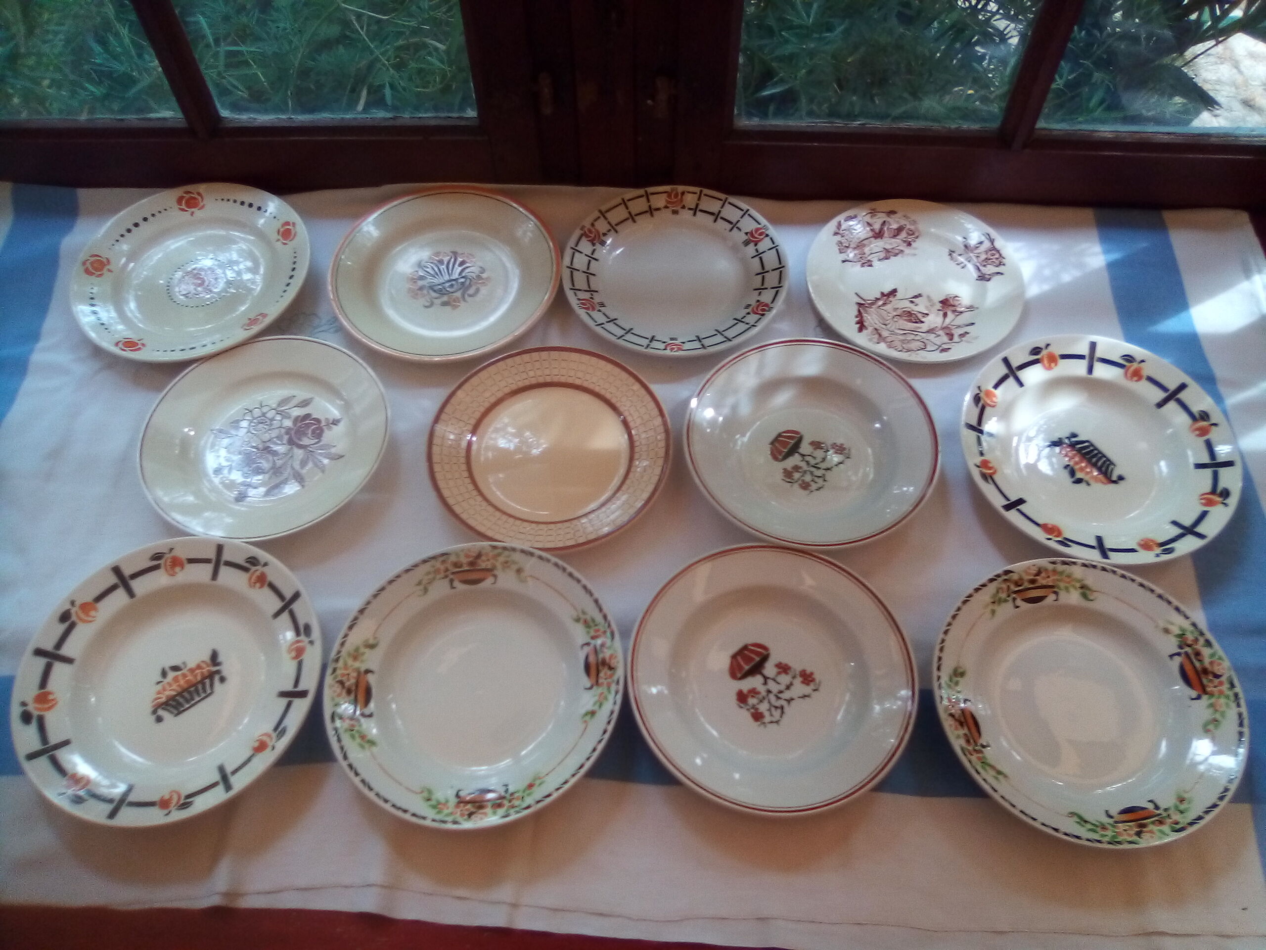 Assorted 12 dominant old brown/black plates