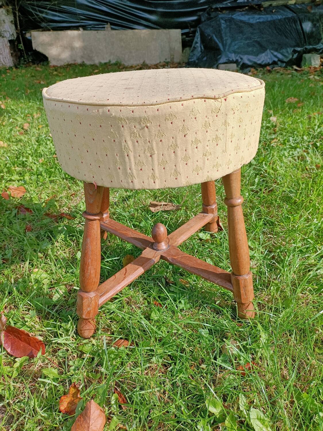 Retro Provençal stool