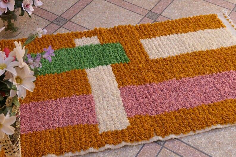 Traditional handmade Berber rug, size 150 x 250 cm