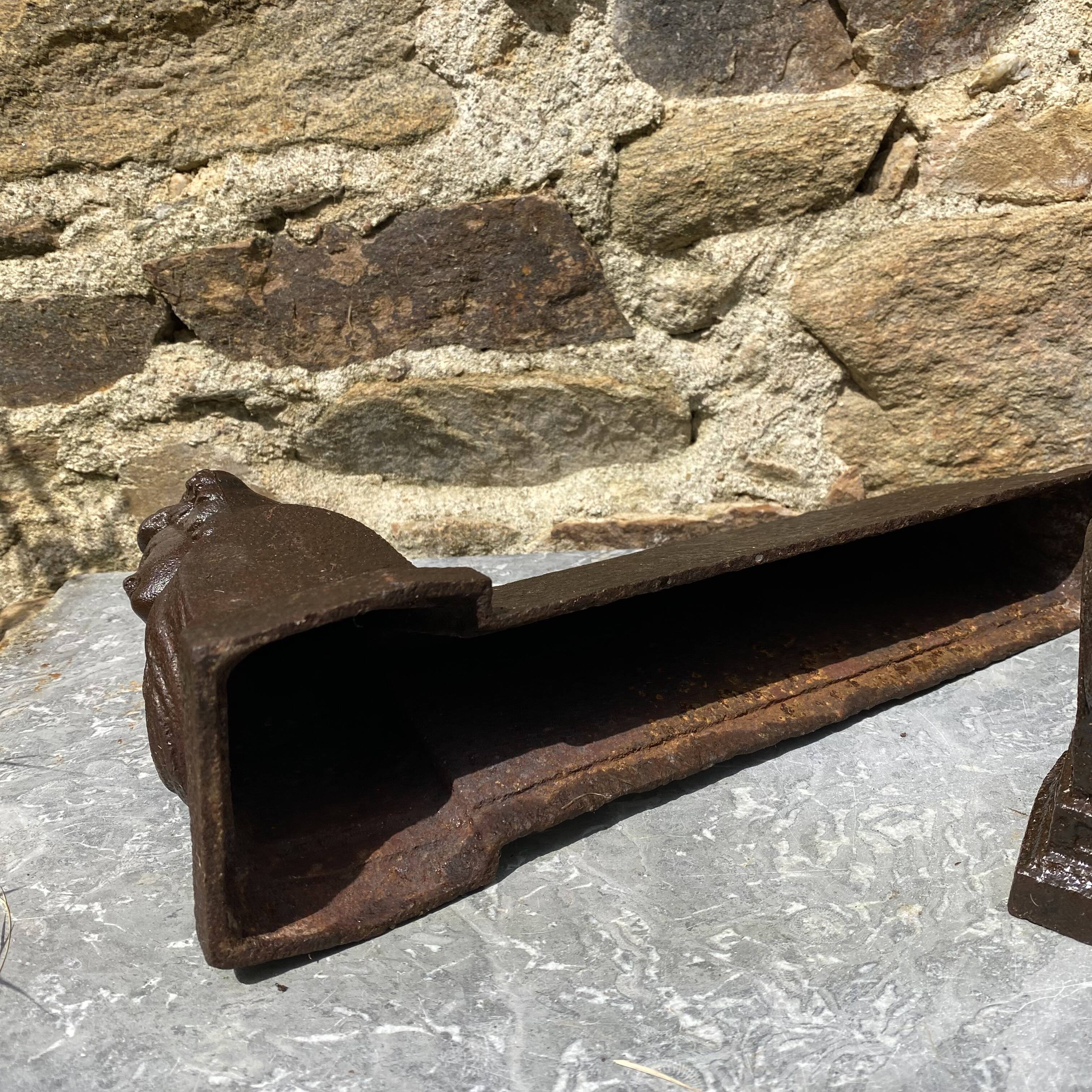 Paire de chenets anciens en fonte à bustes antiques