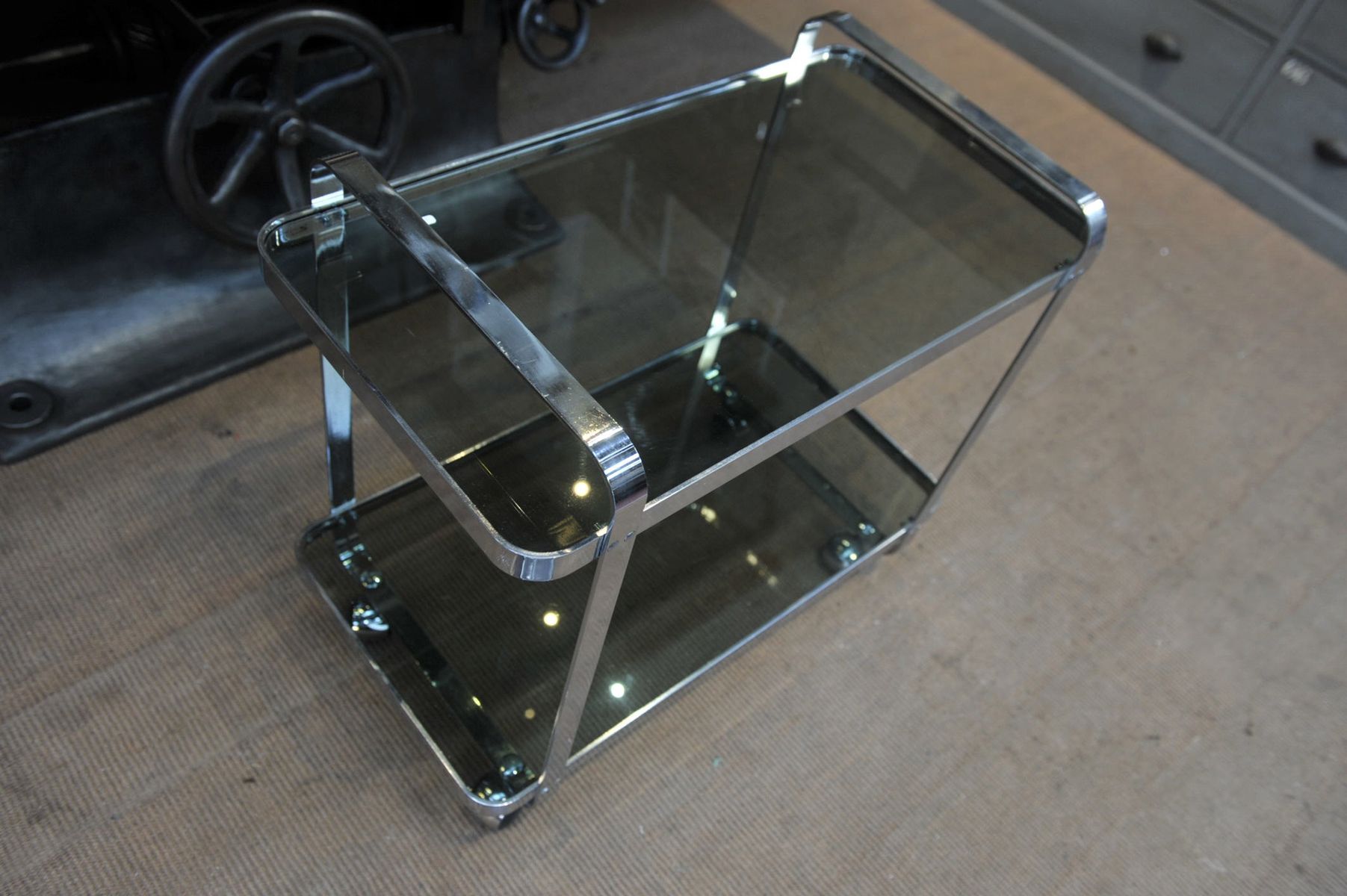 Service bar trolley in chrome metal and 1970s glass