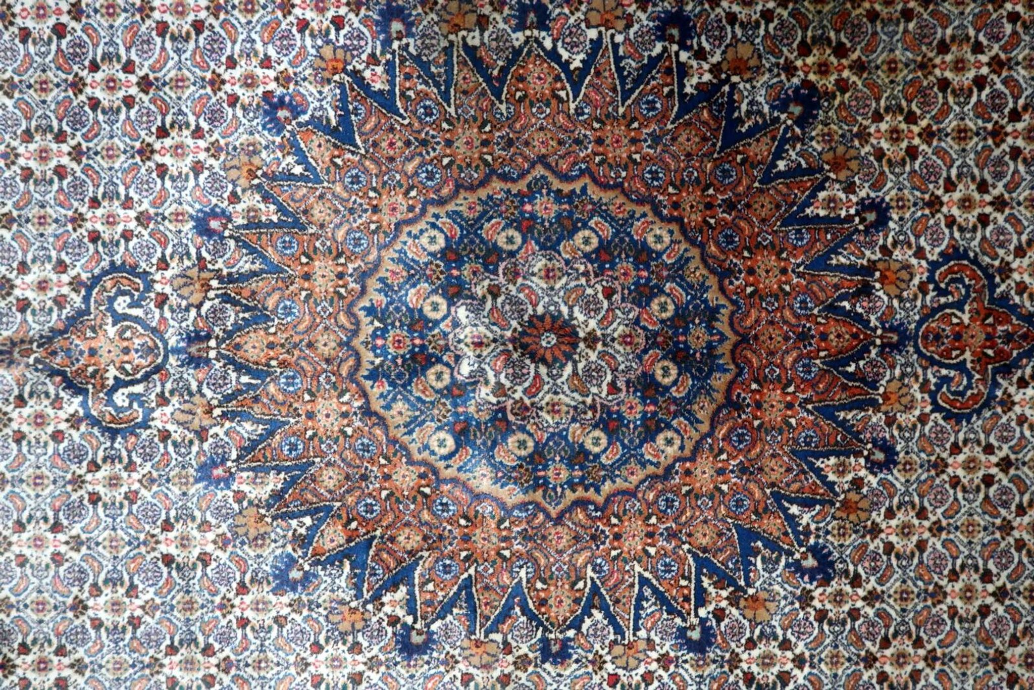 Tapis médaillon en laine fait main des années 1940, ivoire et marine, 212 × 312 cm
